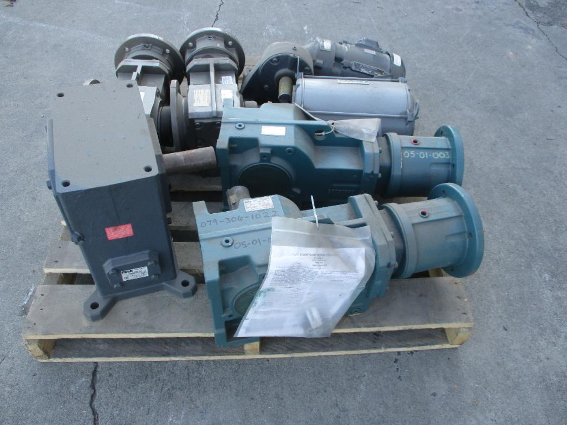 GEAR REDUCERS (2) BALDOR QUANTIS BB883LN180TC (2) BALDOR QUANTIS BF683CN180TC (1) EMERSON BROWNING S - Image 4 of 16