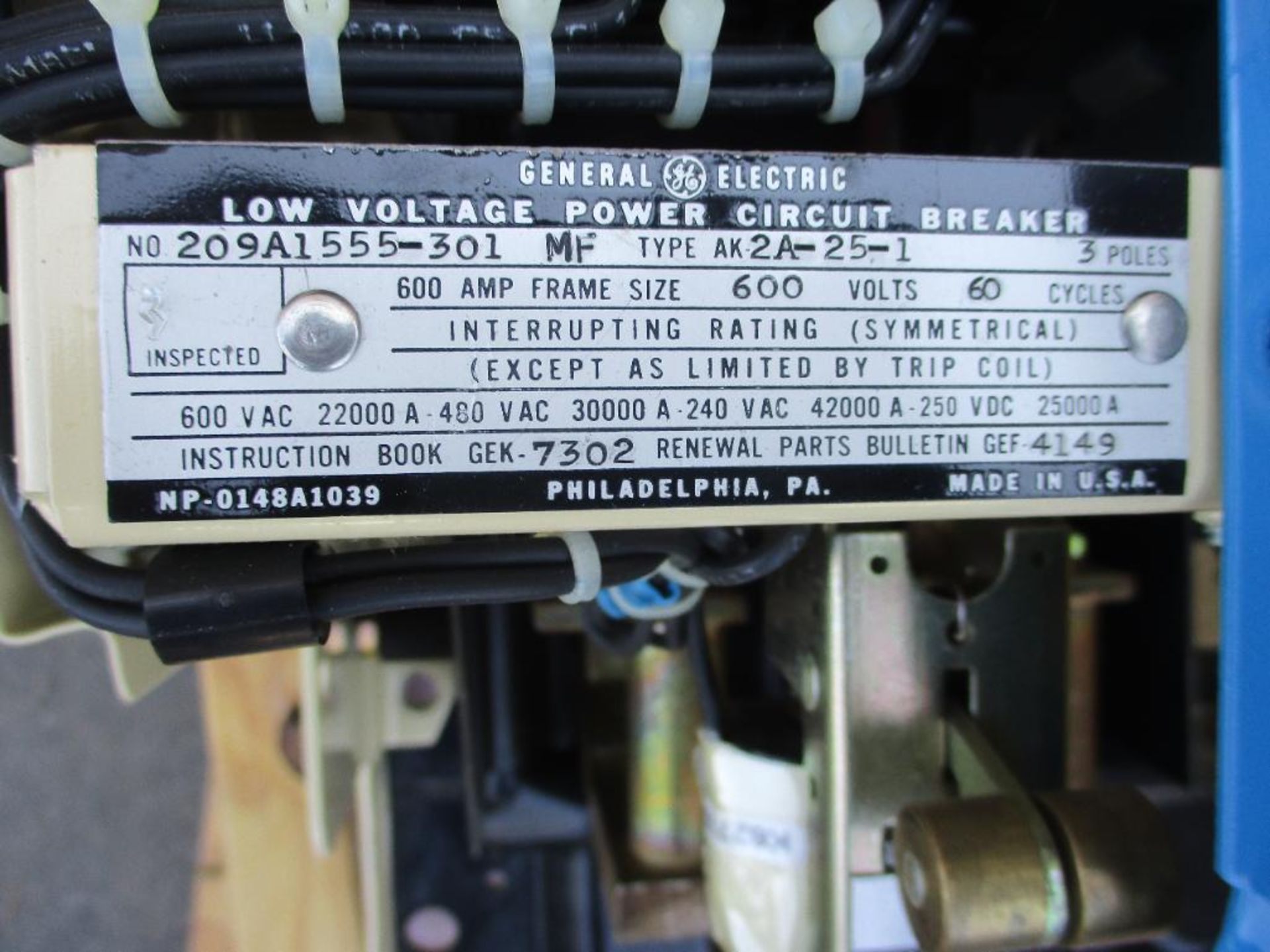 GENERAL ELECTRIC LOW VOLTAGE POWER CIRCUIT BREAKERS (1) AK2A-25-1 NO 209A1555-301 MF 3 POLE 600AMP A - Image 4 of 12