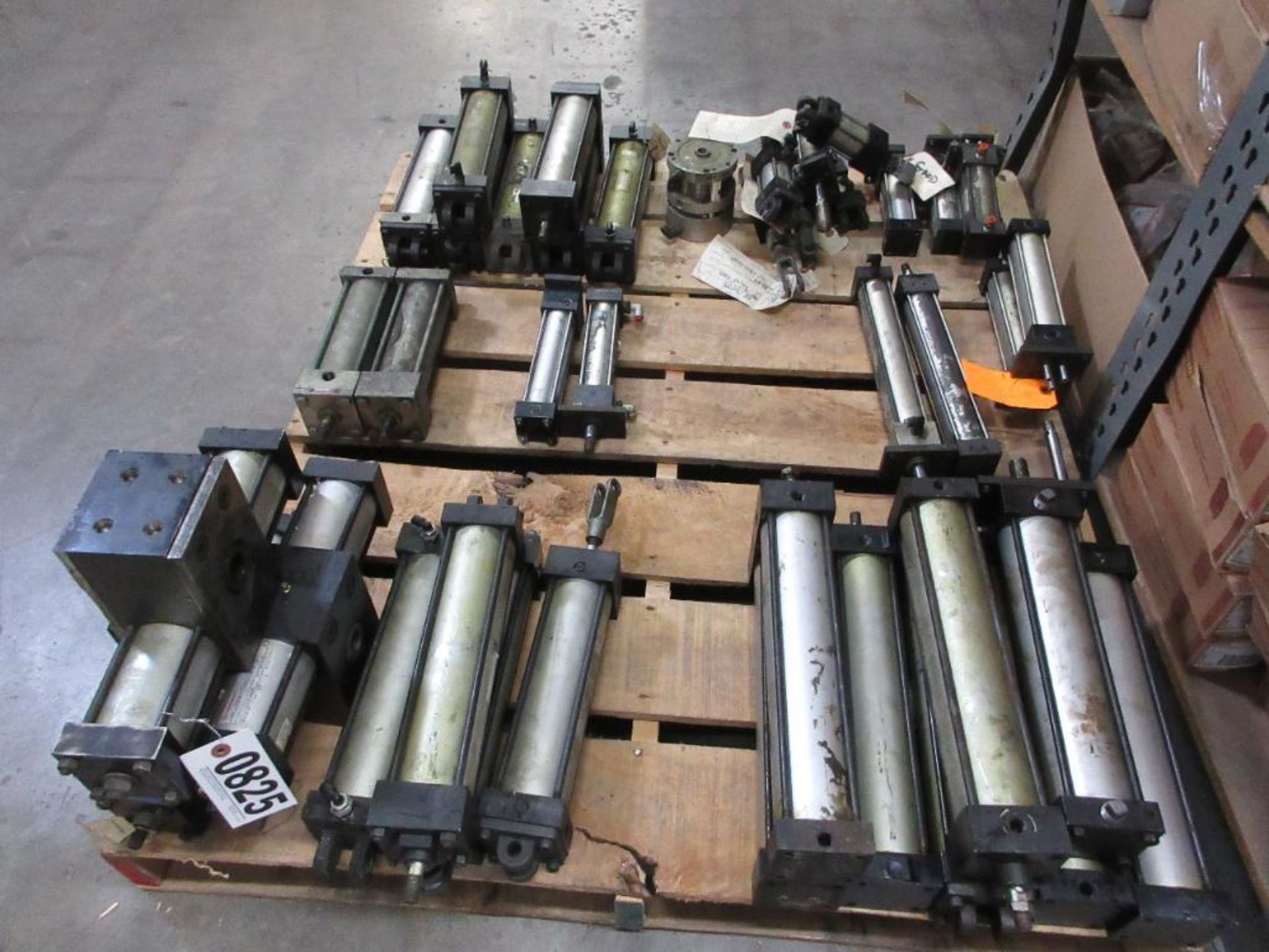 PALLET OF MISCELLANEOUS CYLINDERS 260# LBS (THIS LOT IS FOB CAMARILLO CA) - (There will be a $40 Rig