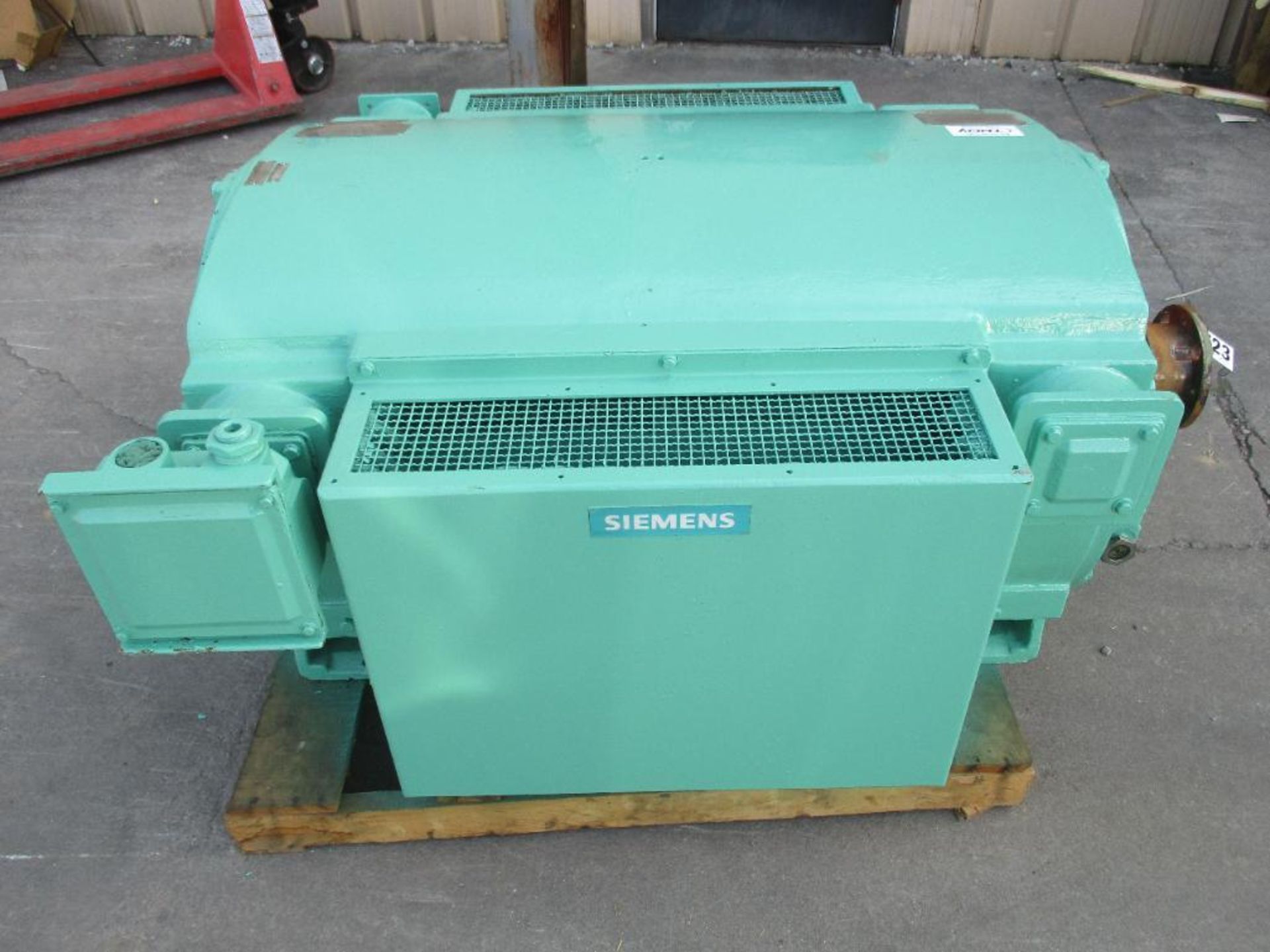SIEMENS 3 PHASE 800HP 3563RPM 5010S FRAME A/C MOTOR P/N 1796567-13316 (THIS LOT IS FOB KNOXVILLE TN) - Image 5 of 5