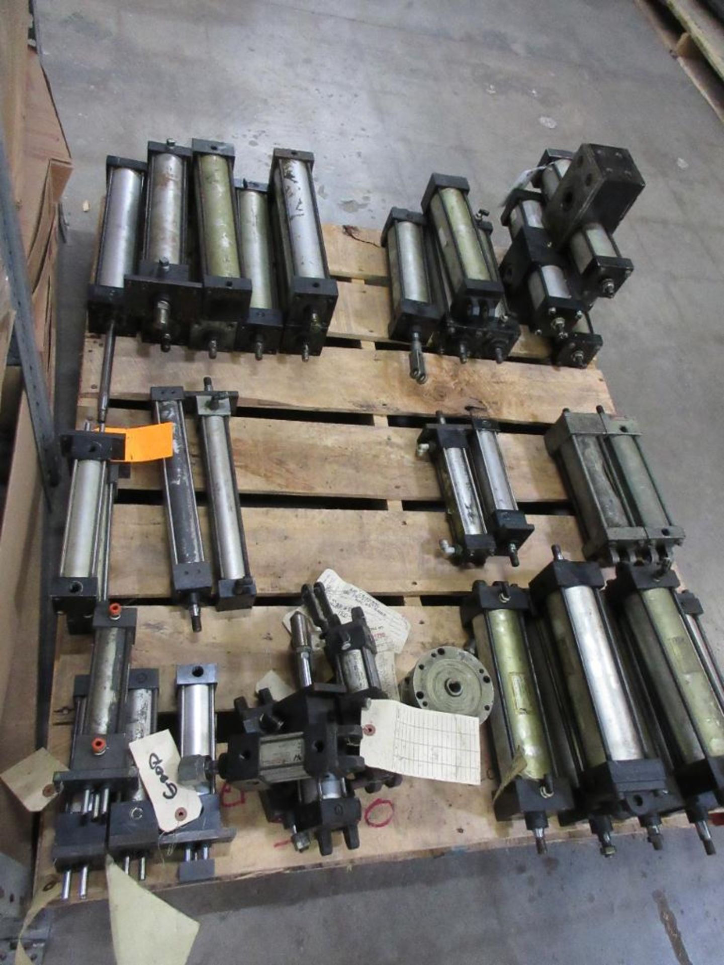 PALLET OF MISCELLANEOUS CYLINDERS 260# LBS (THIS LOT IS FOB CAMARILLO CA) - (There will be a $40 Rig - Image 3 of 7