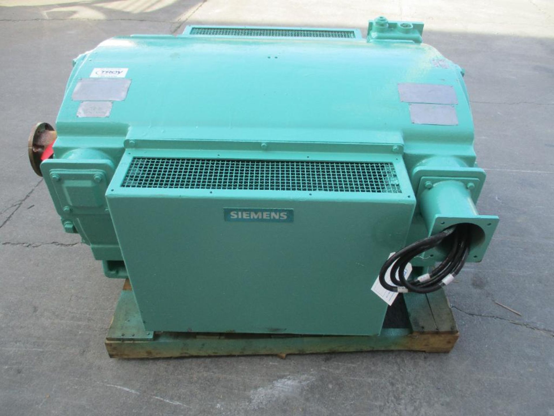 SIEMENS 3 PHASE 800HP 3563RPM 5010S FRAME A/C MOTOR P/N 1796567-13316 (THIS LOT IS FOB KNOXVILLE TN) - Image 3 of 5