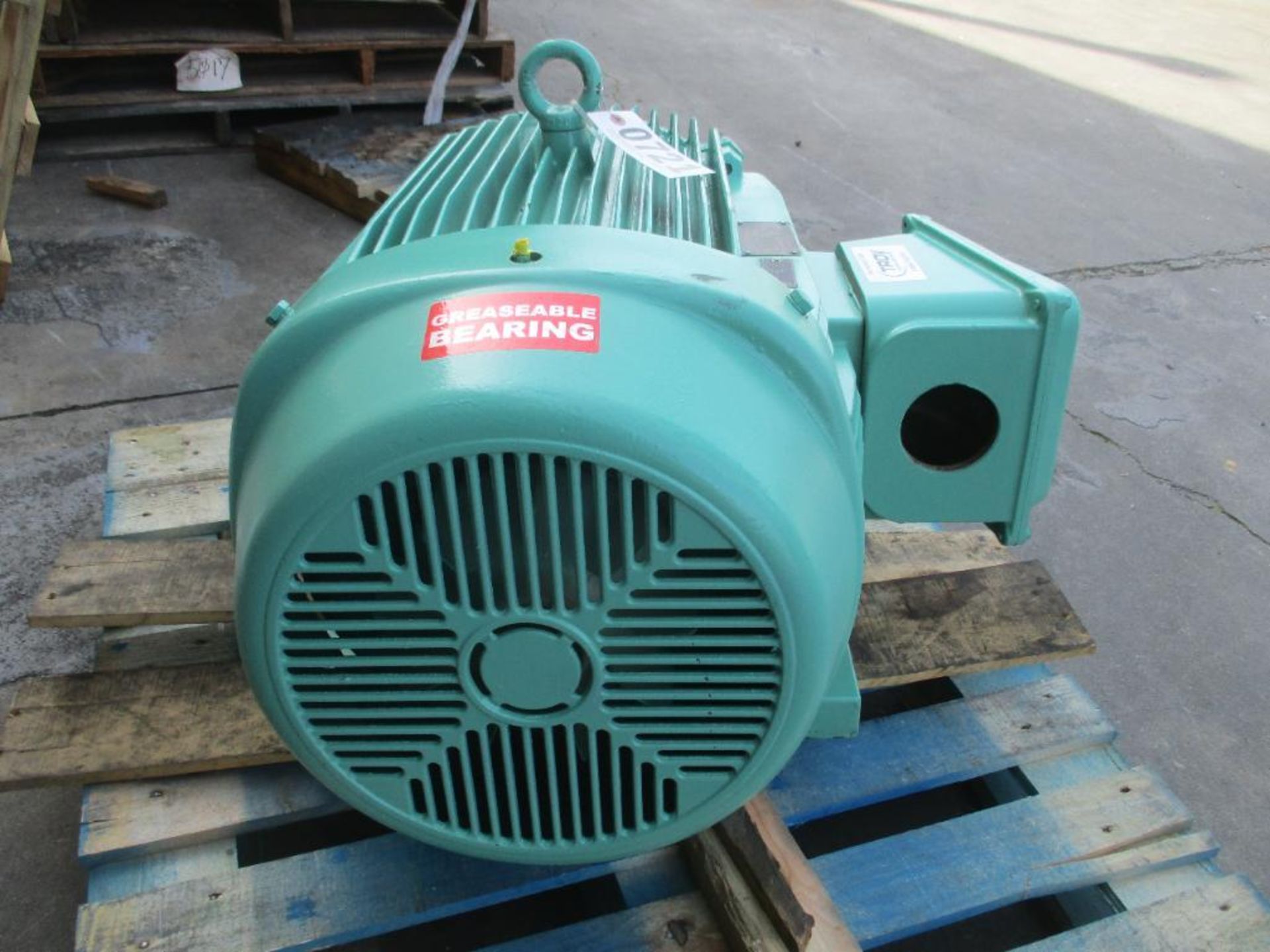 WEG 3 PHASE 100HP 1775RPM 404/5T FRAME A/C MOTOR P/N 10018ET3E405T 1186# LBS (THIS LOT IS FOB KNOXVI - Image 4 of 5