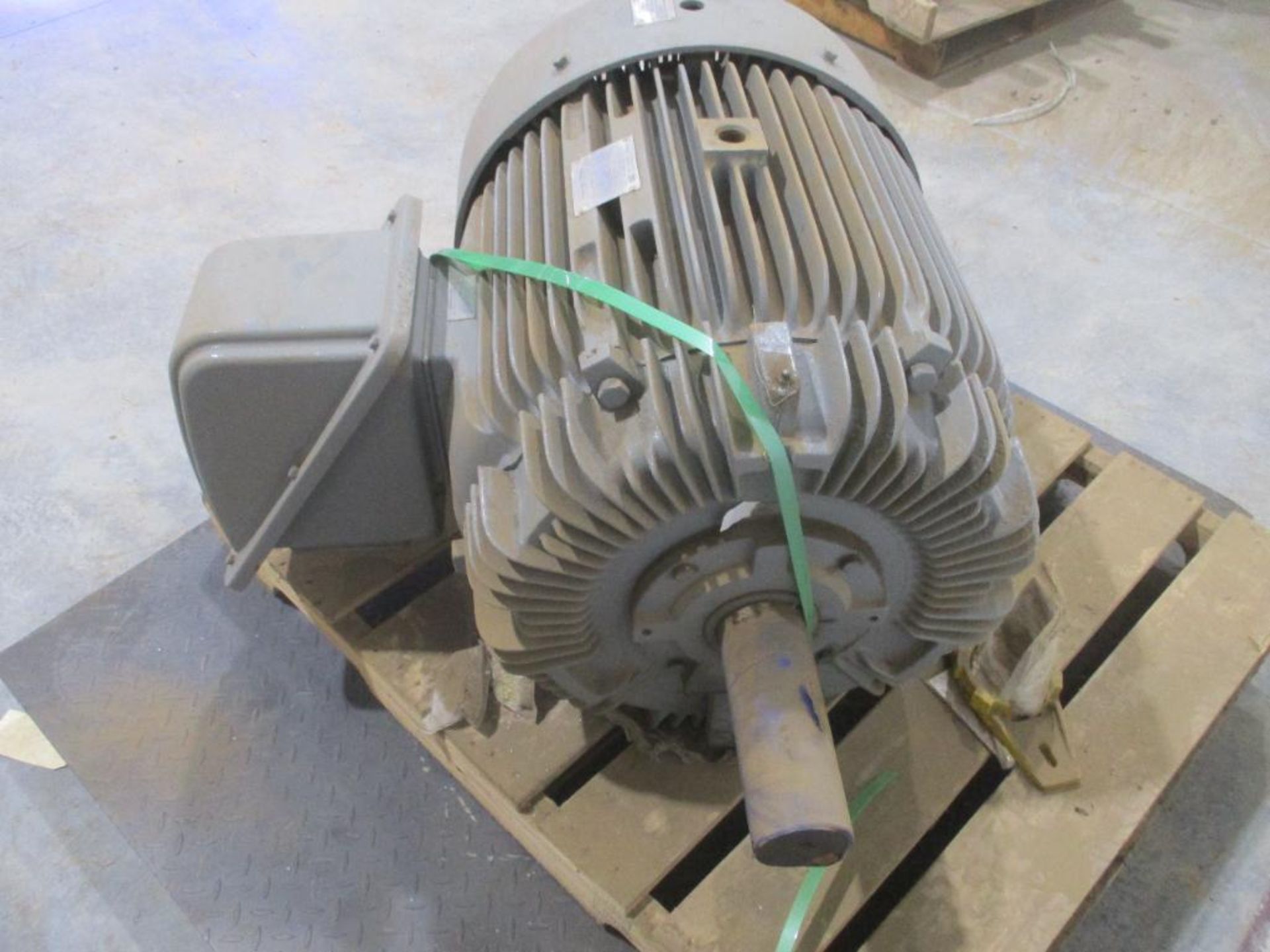 WETINGHOUSE 3 PHASE 125HP 1600-700RPM 444T FRAME A/C MOTOR P/N EP1254, 1749# lbs (There will be a $4 - Image 2 of 5