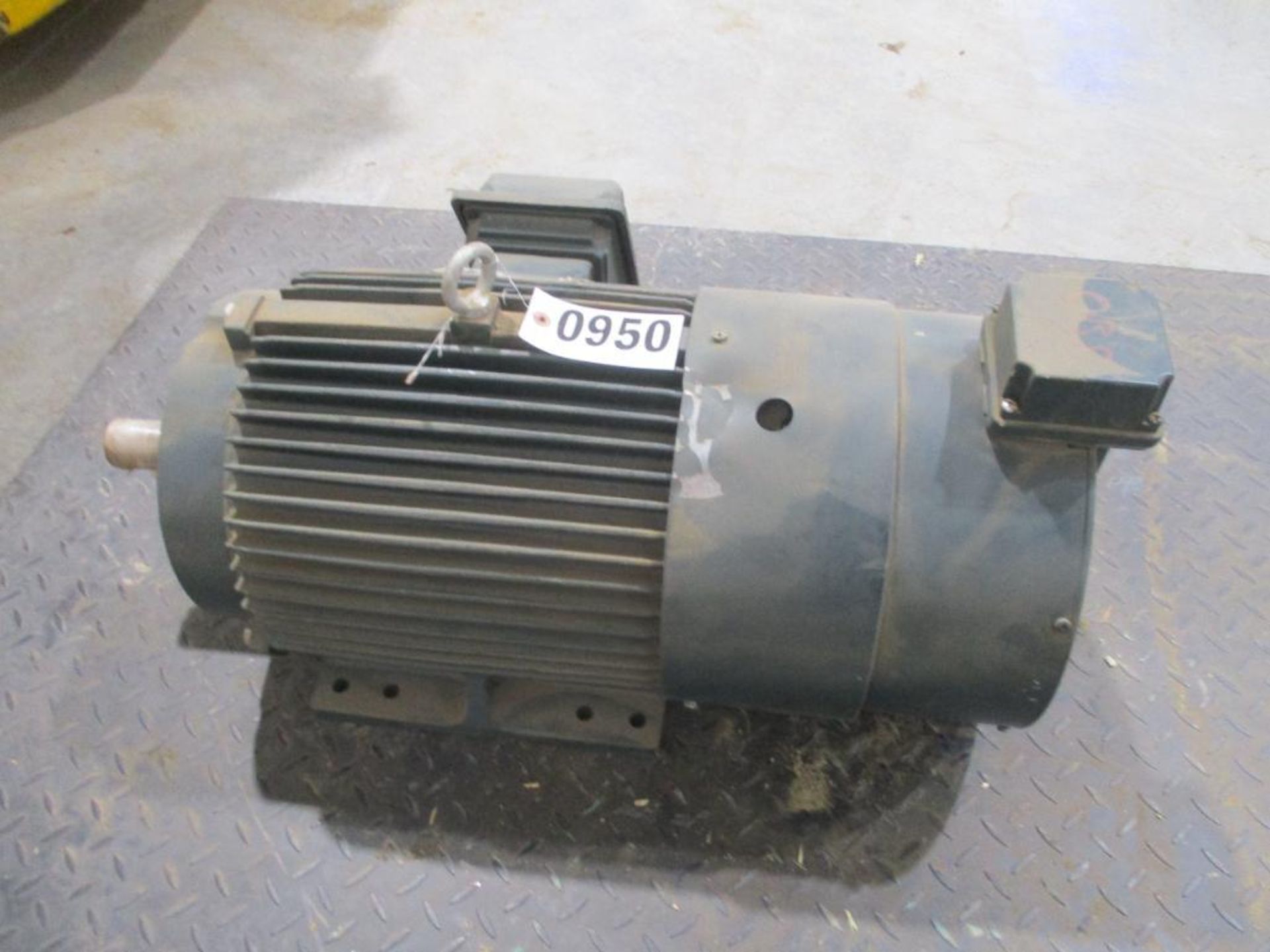 TOSHIBA 3 PHASE 20HP 1770RPM 256T FRAME A/C MOTOR P/N BC-10005247, 343# lbs (There will be a $40 Rig - Image 4 of 5