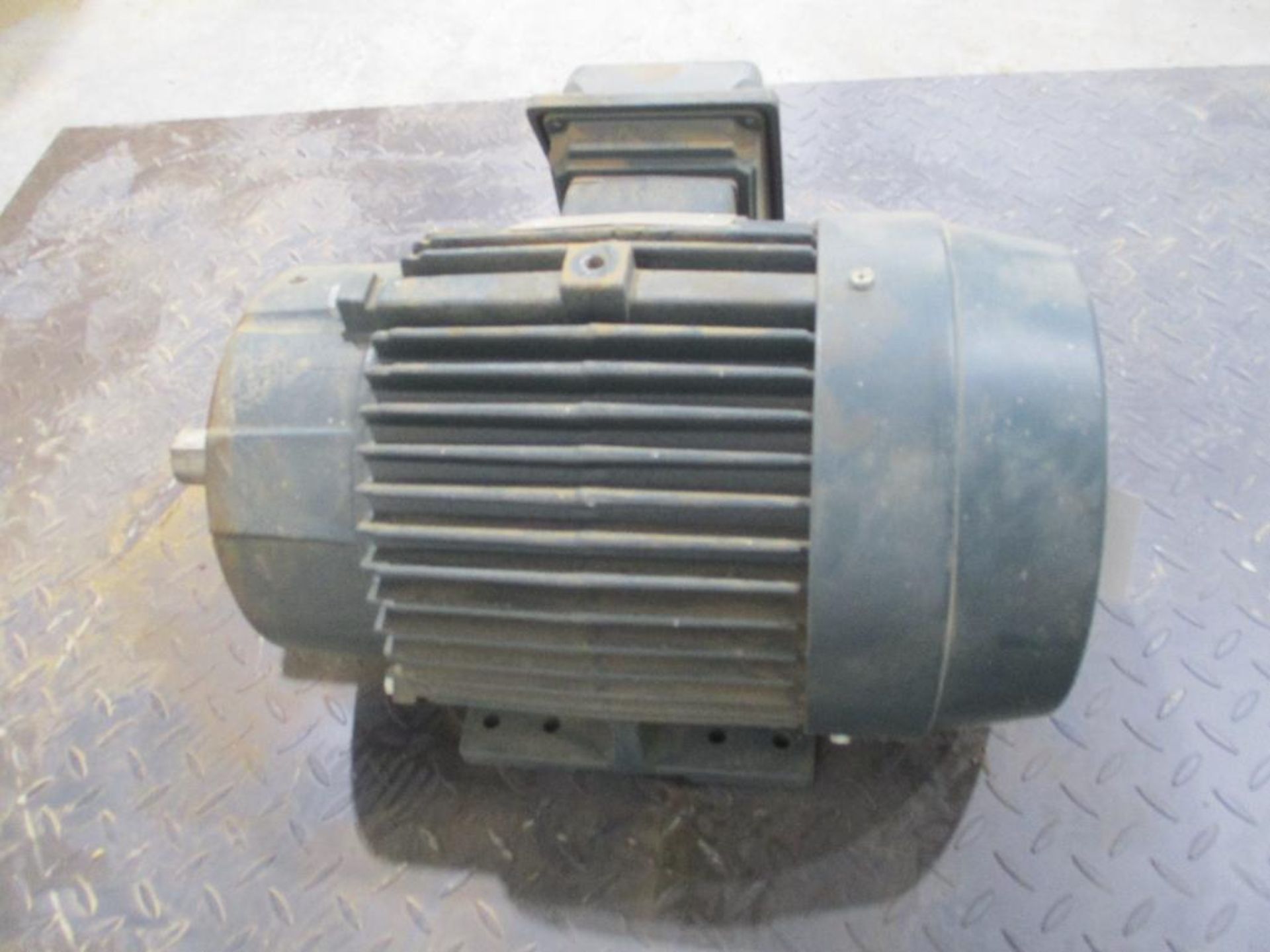 TOSHIBA 3 PHASE 10HP 1450-1760RPM 215TC FRAME A/C MOTOR P/N 0104SDSR47A-P, 194# lbs (There will be a - Image 4 of 5