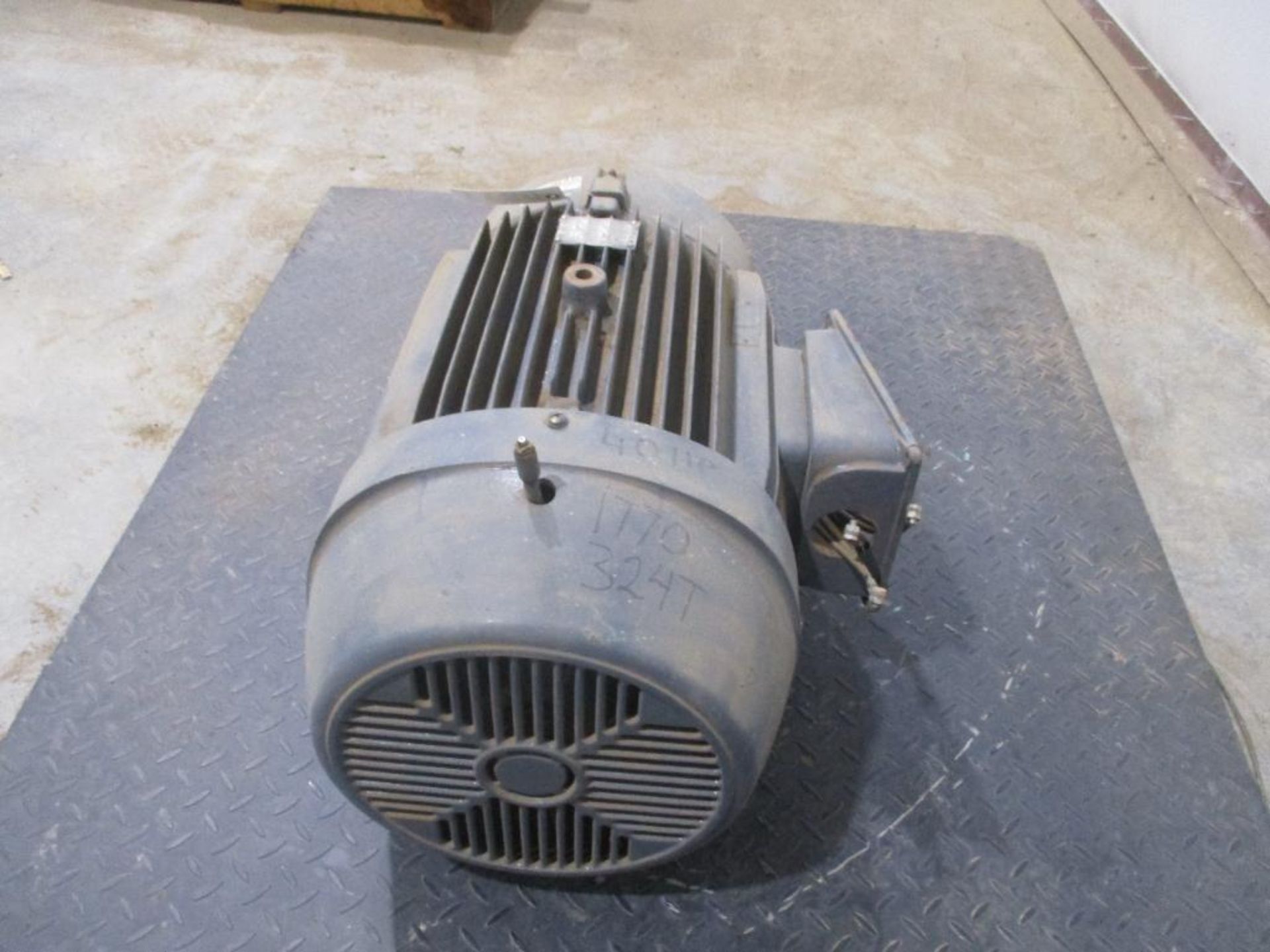 WEG 3 PHASE 40HP 1770RPM 724T FRAME A/C MOTOR P/N 040I8EP3E324T, 523# lbs (There will be a $40 Riggi - Image 4 of 5