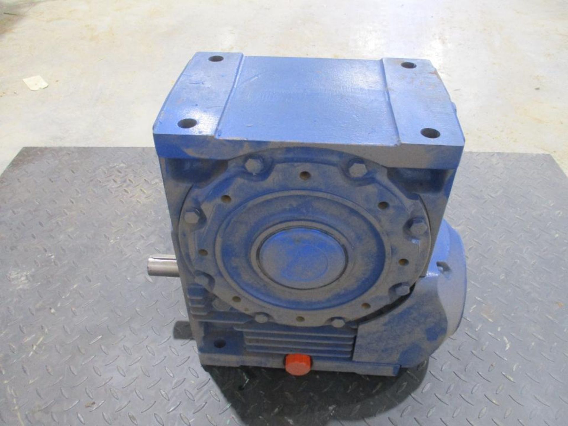 ROSSI MOTORIDUTTORI 32 RATIO REDUCER P/N RV160U02A, 279# lbs (There will be a $40 Rigging/Prep fee a - Image 3 of 5