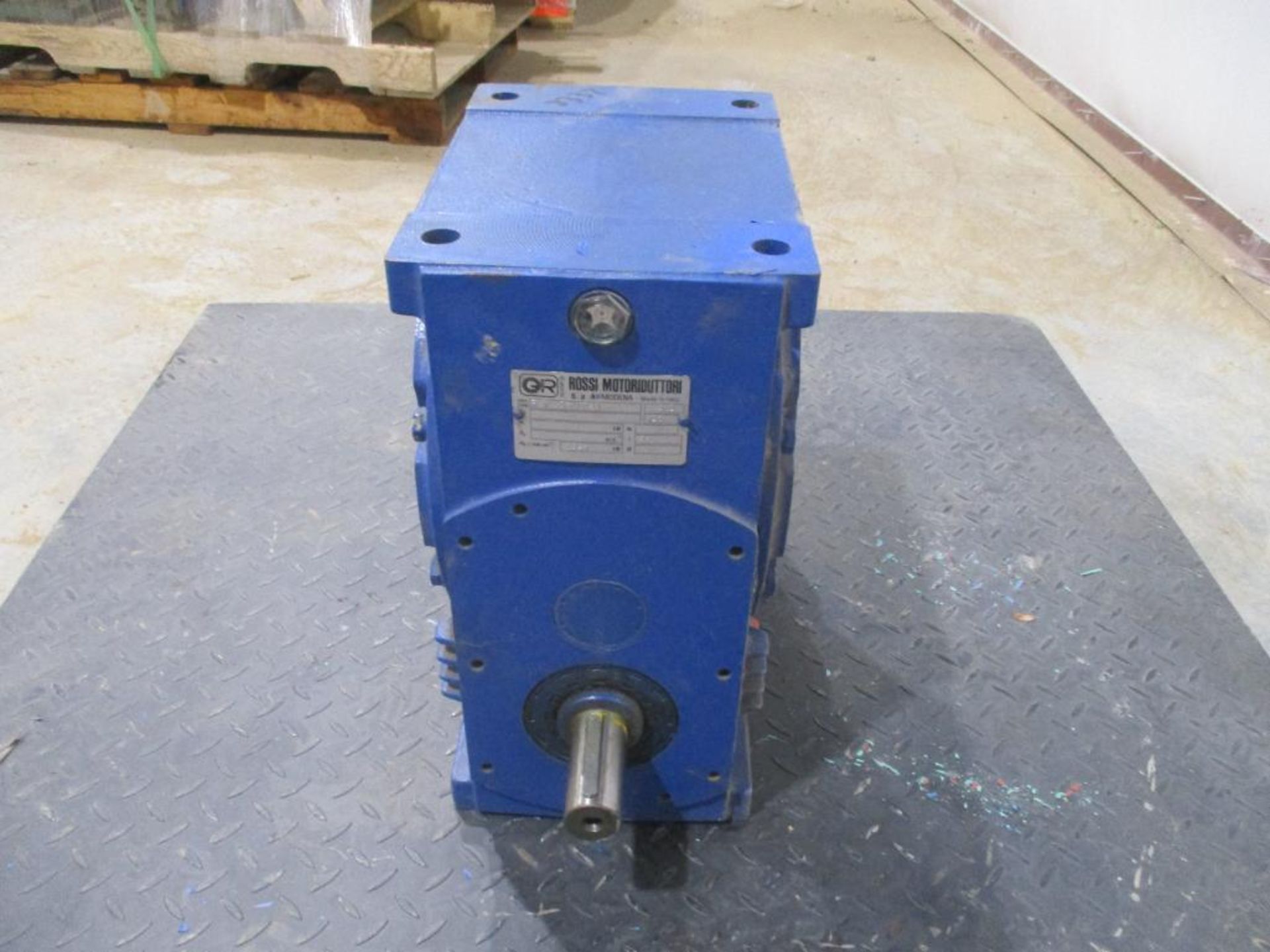 ROSSI MOTORIDUTTORI 32 RATIO REDUCER P/N RV160U02A, 279# lbs (There will be a $40 Rigging/Prep fee a - Image 2 of 5