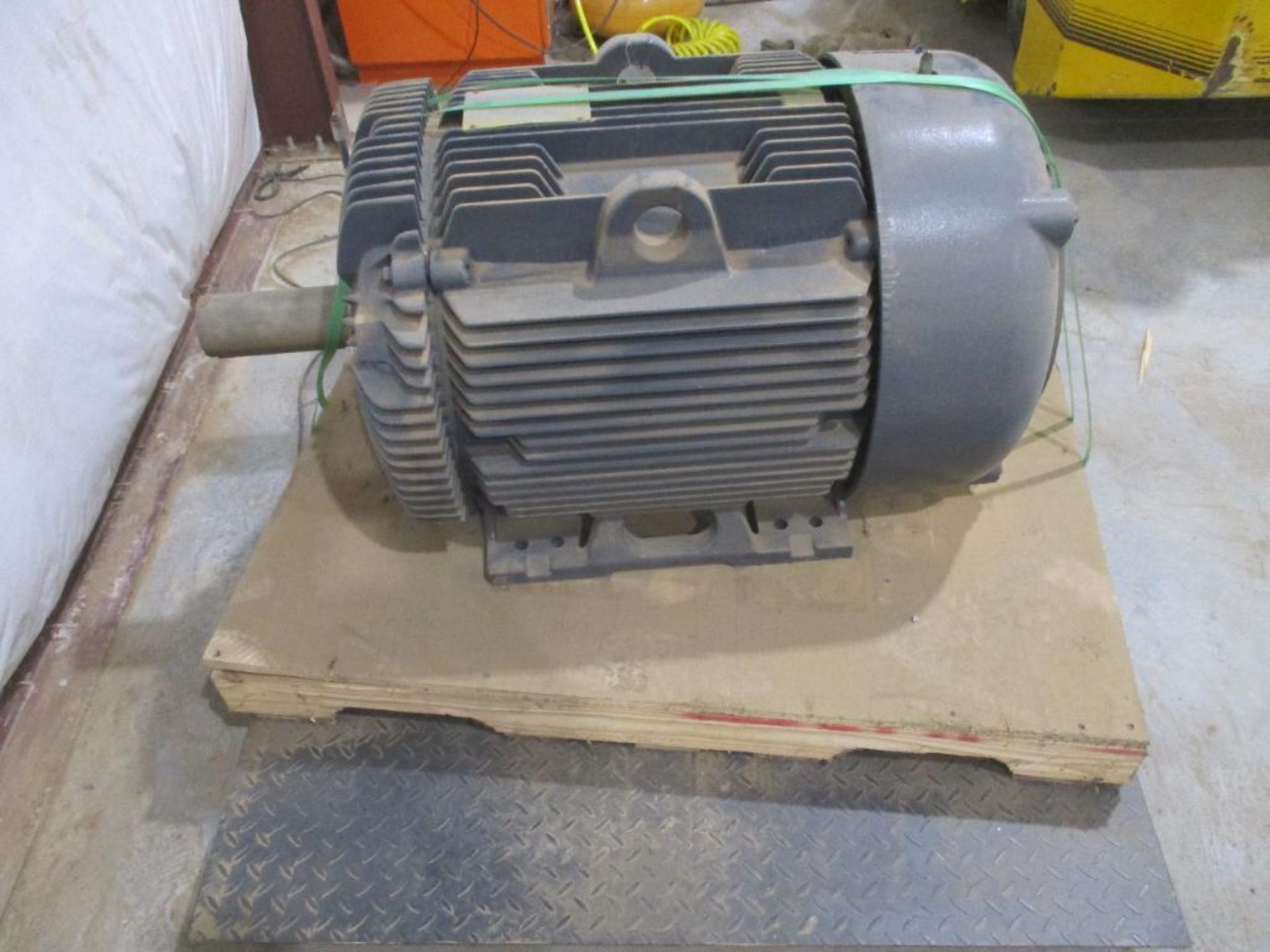BALDOR 3 PHASE 200HP 1780RPM 445T FRAME A/C MOTOR P/N M4407T-4, 1901# lbs (There will be a $40 Riggi - Image 3 of 6