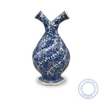 A CHINESE EXPORT BLUE AND WHITE PORCELAIN DOUBLE-BODIED OIL AND VINEGAR BOTTLE, KANGXI PERIOD