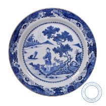A LARGE CHINESE EXPORT BLUE AND WHITE PORCELAIN CHARGER, QING DYNASTY, QIANLONG PERIOD