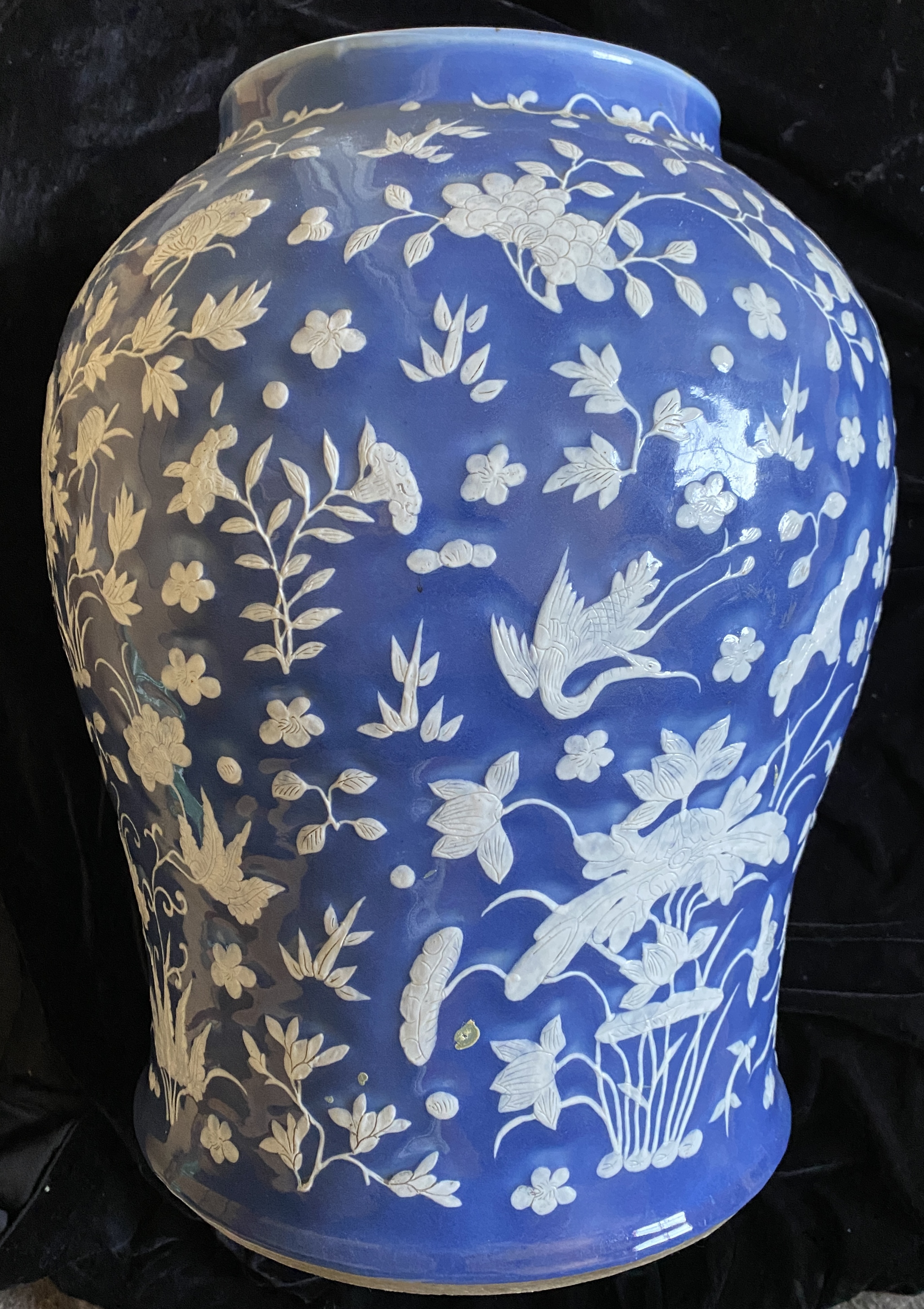 A LARGE CHINESE EXPORT BLUE GROUND PORCELAIN BALUSTER VASE, QING DYNASTY, MID 19TH CENTURY - Image 2 of 11