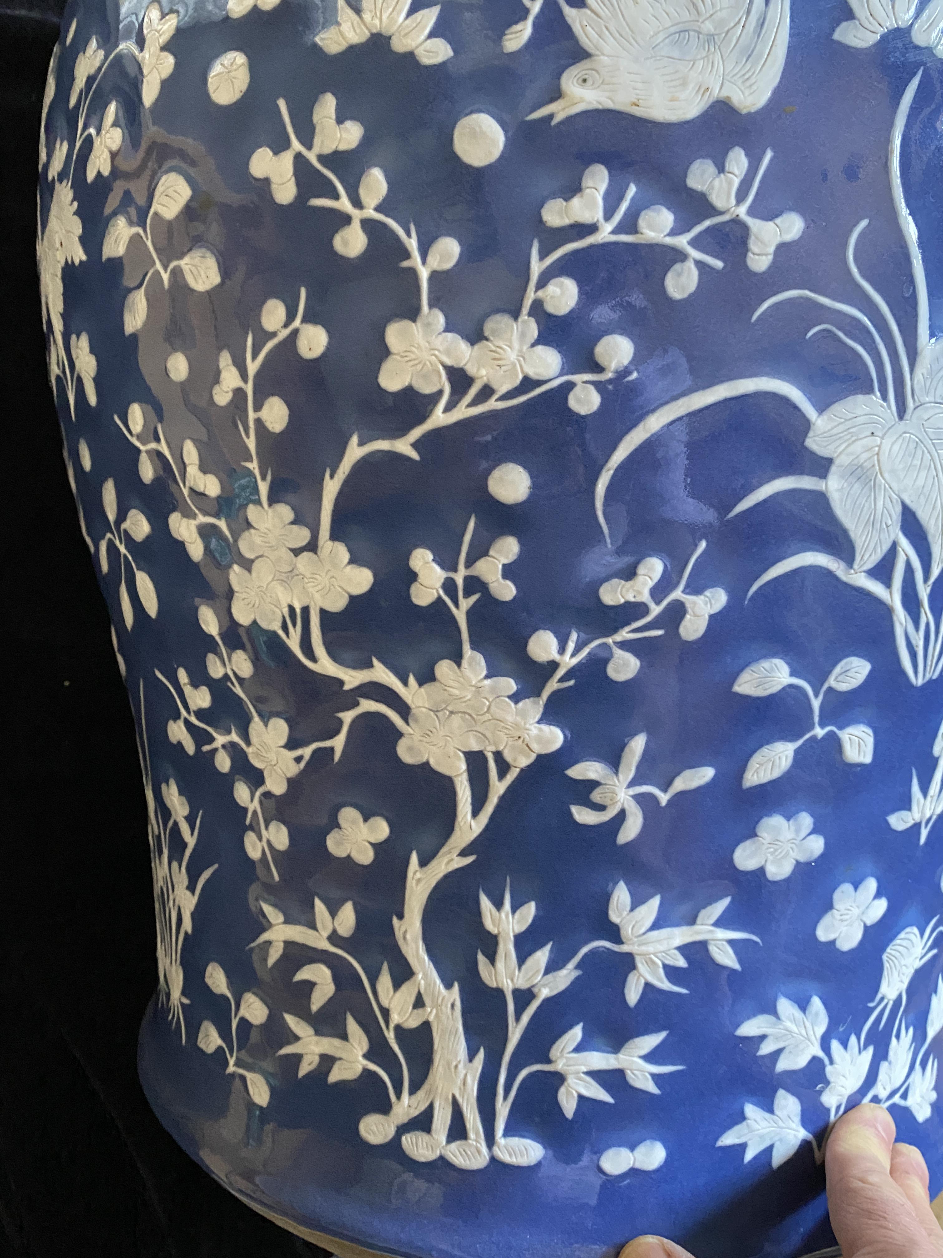 A LARGE CHINESE EXPORT BLUE GROUND PORCELAIN BALUSTER VASE, QING DYNASTY, MID 19TH CENTURY - Image 5 of 11