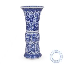 A CHINESE BLUE AND WHITE PORCELAIN BEAKER VASE, QING DYNASTY, KANGXI PERIOD