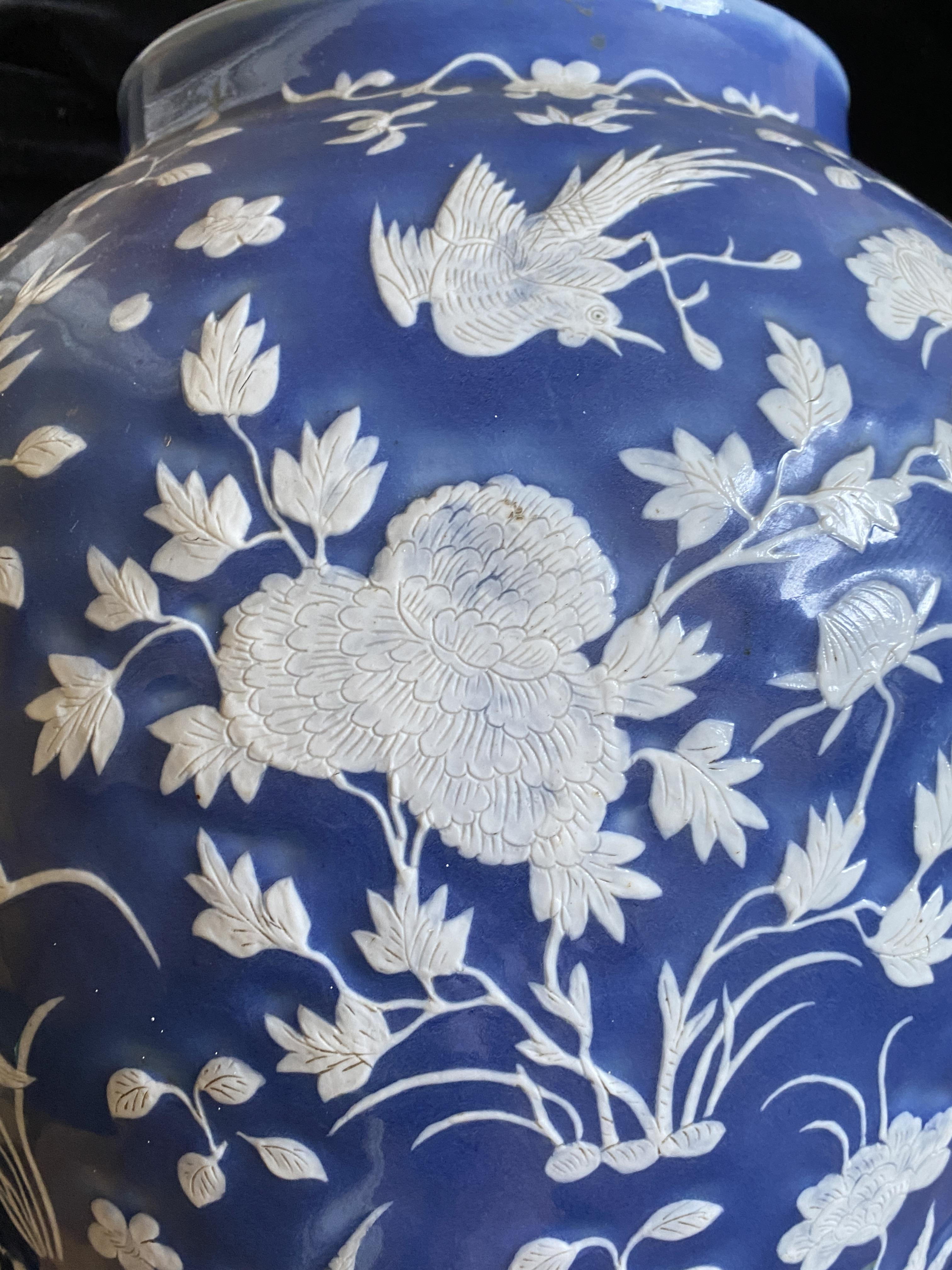 A LARGE CHINESE EXPORT BLUE GROUND PORCELAIN BALUSTER VASE, QING DYNASTY, MID 19TH CENTURY - Image 4 of 11