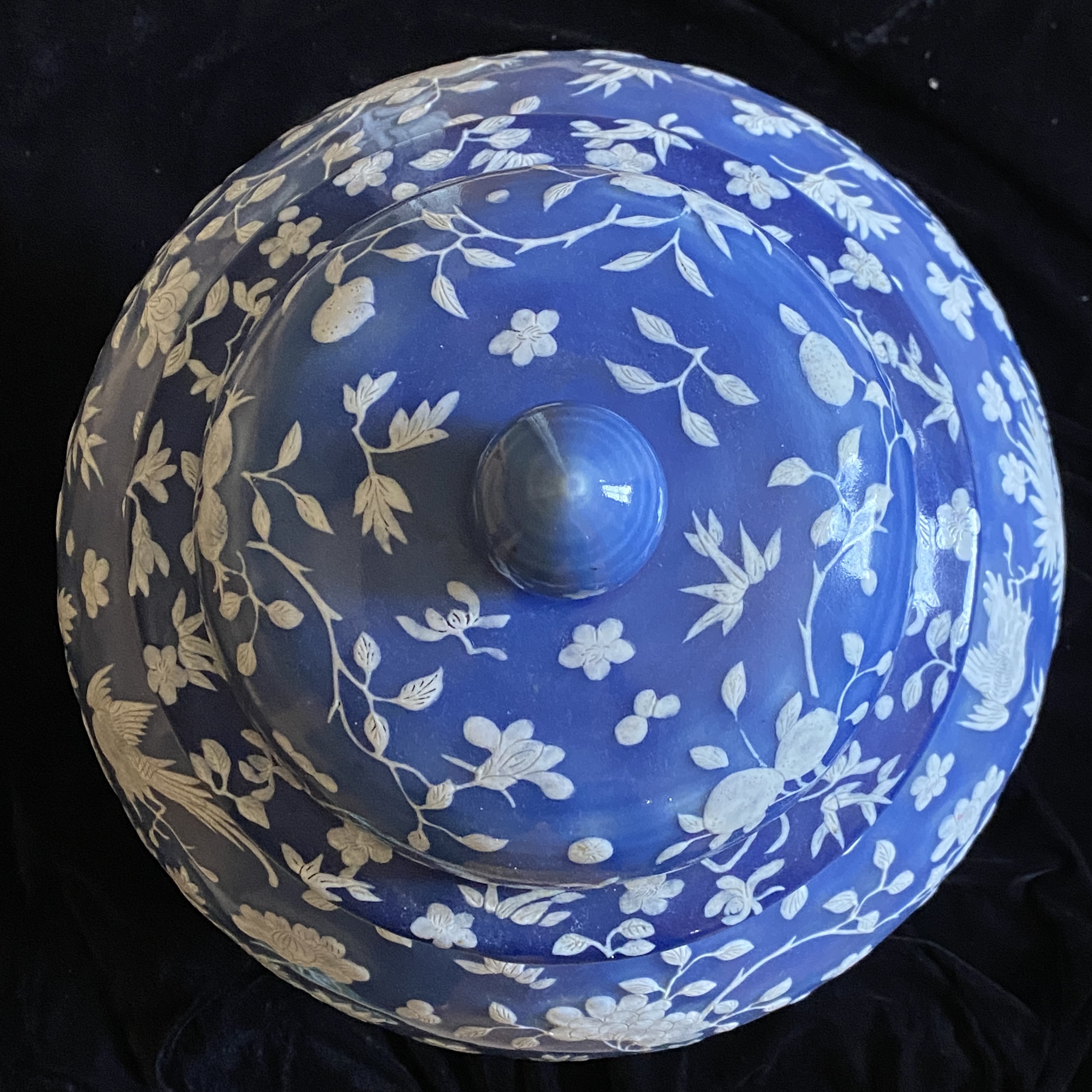 A LARGE CHINESE EXPORT BLUE GROUND PORCELAIN BALUSTER VASE, QING DYNASTY, MID 19TH CENTURY - Image 7 of 11