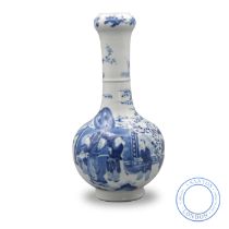 A CHINESE BLUE AND WHITE PORCELAIN BOTTLE VASE, QING DYNASTY, KANGXI PERIOD