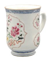 A CHINESE EXPORT ‘FAMILLE-ROSE’ PORCELAIN TANKARD, QING DYNASTY, QIANLONG PERIOD, CIRCA 1760