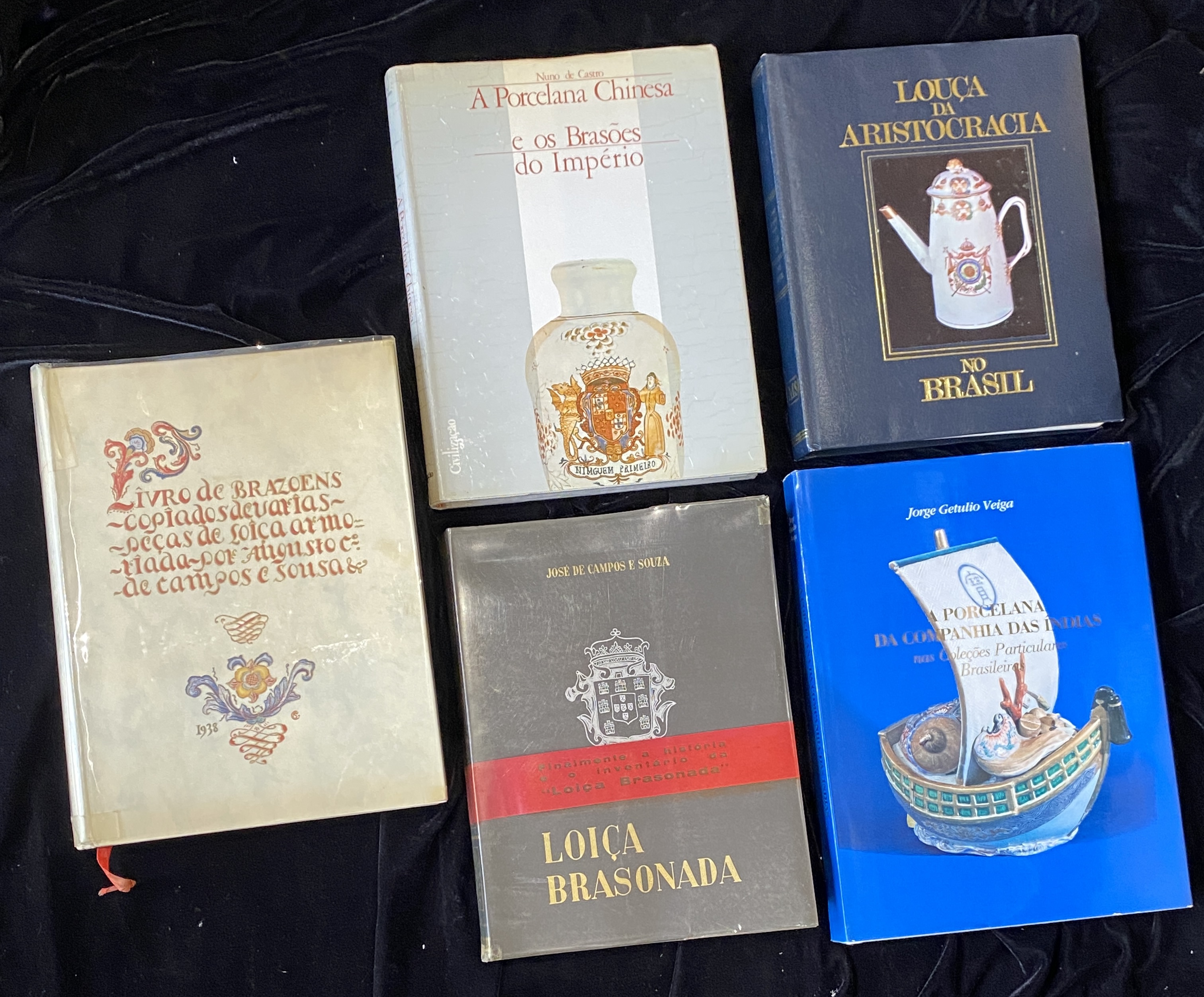 A REFERENCE LIBRARY OF BOOKS RELATING TO BRAZILIAN-MARKET ARMORIAL PORCELAINS - Image 2 of 4