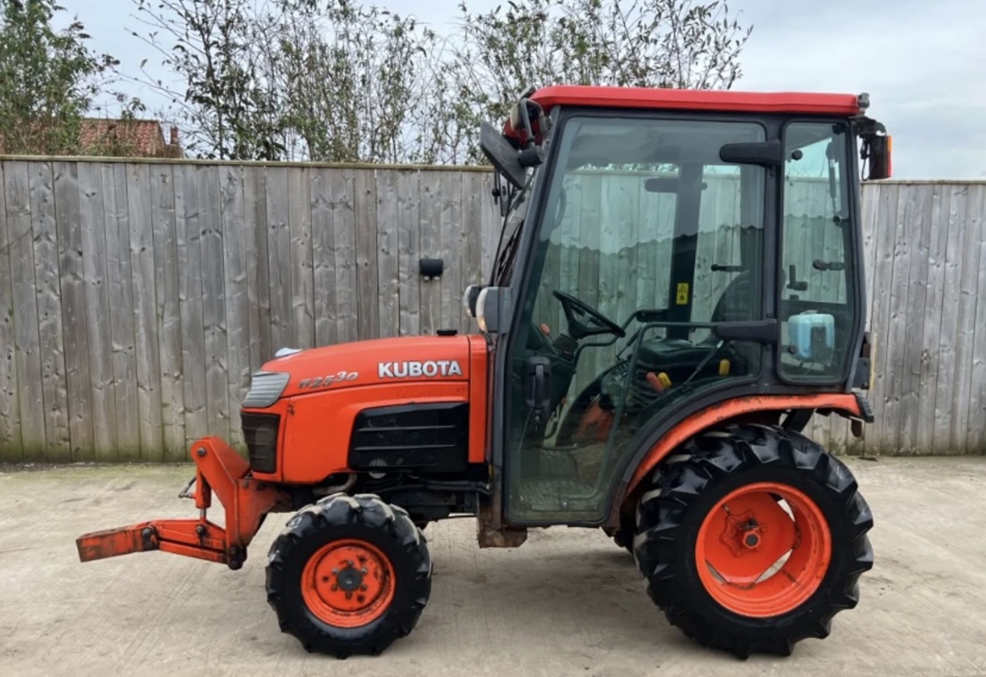 KUBOTA B2530 4X4 TRACTOR 2011 ROAD REGISTERED - Image 2 of 4