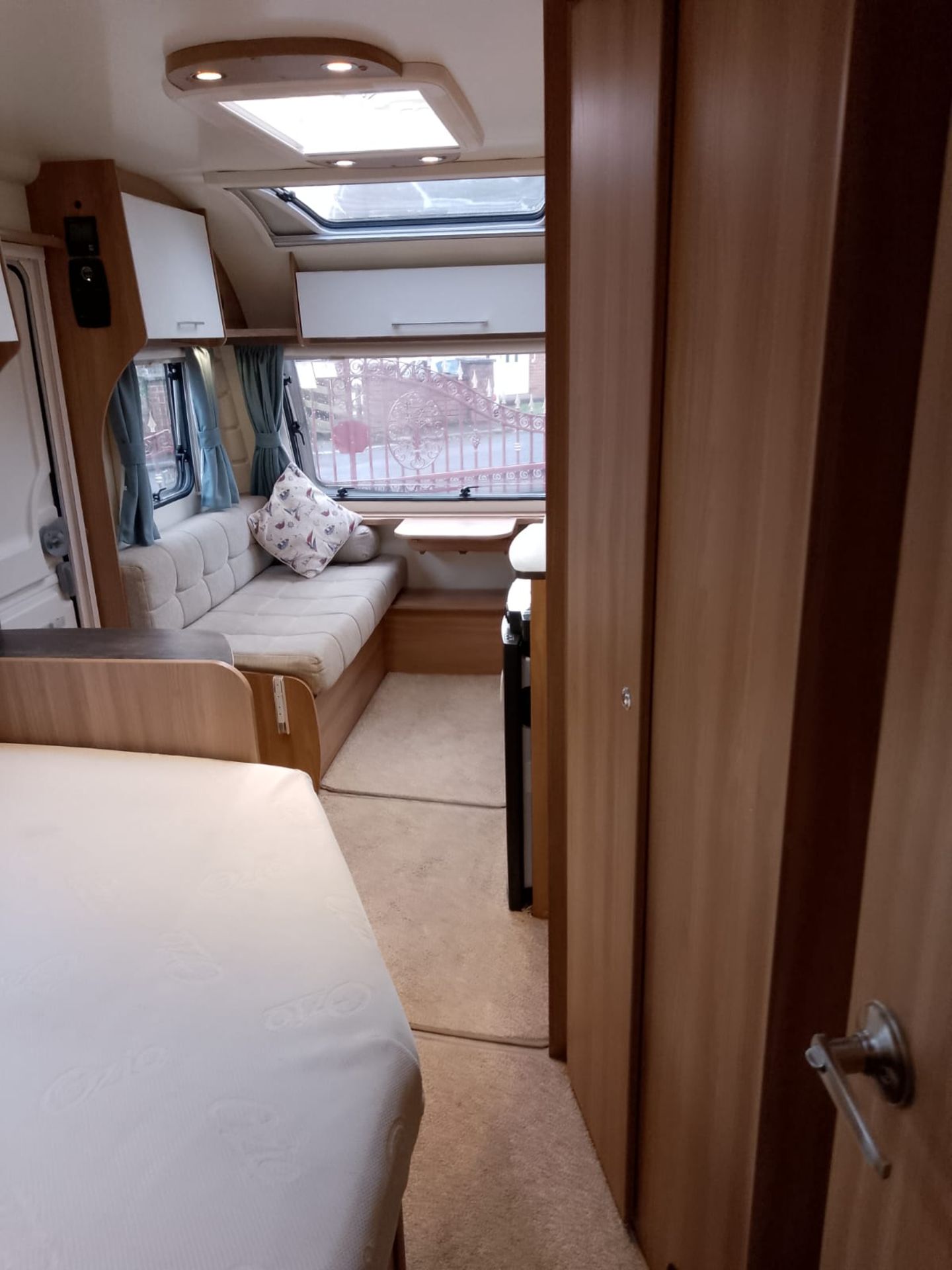 2018 BAILEY PERSUIT 430/4 4 BERTH TOURING CARAVAN FIXED BED - Image 8 of 10