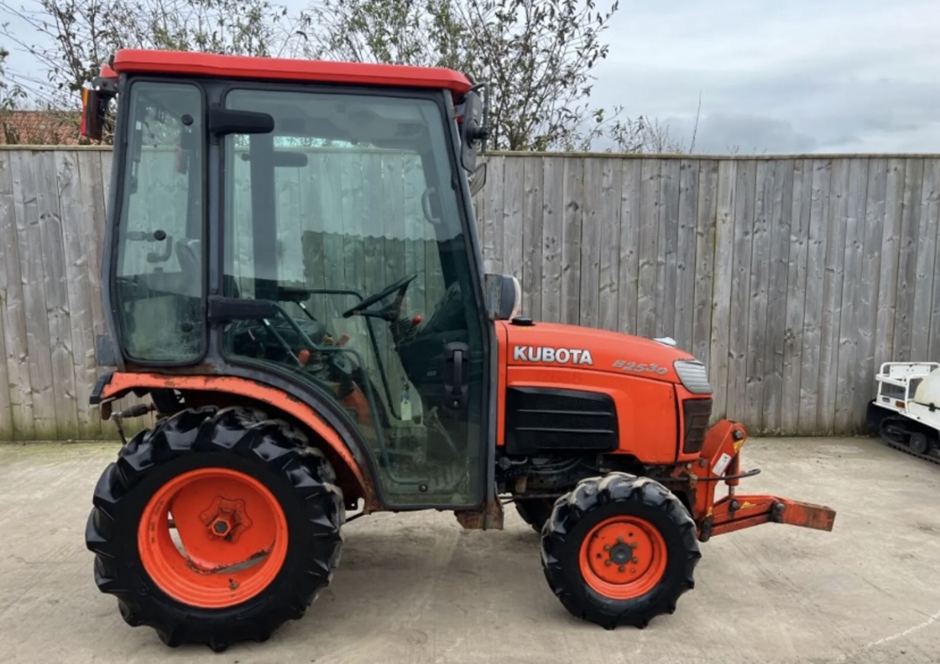 KUBOTA B2530 4X4 TRACTOR 2011 ROAD REGISTERED - Image 3 of 4