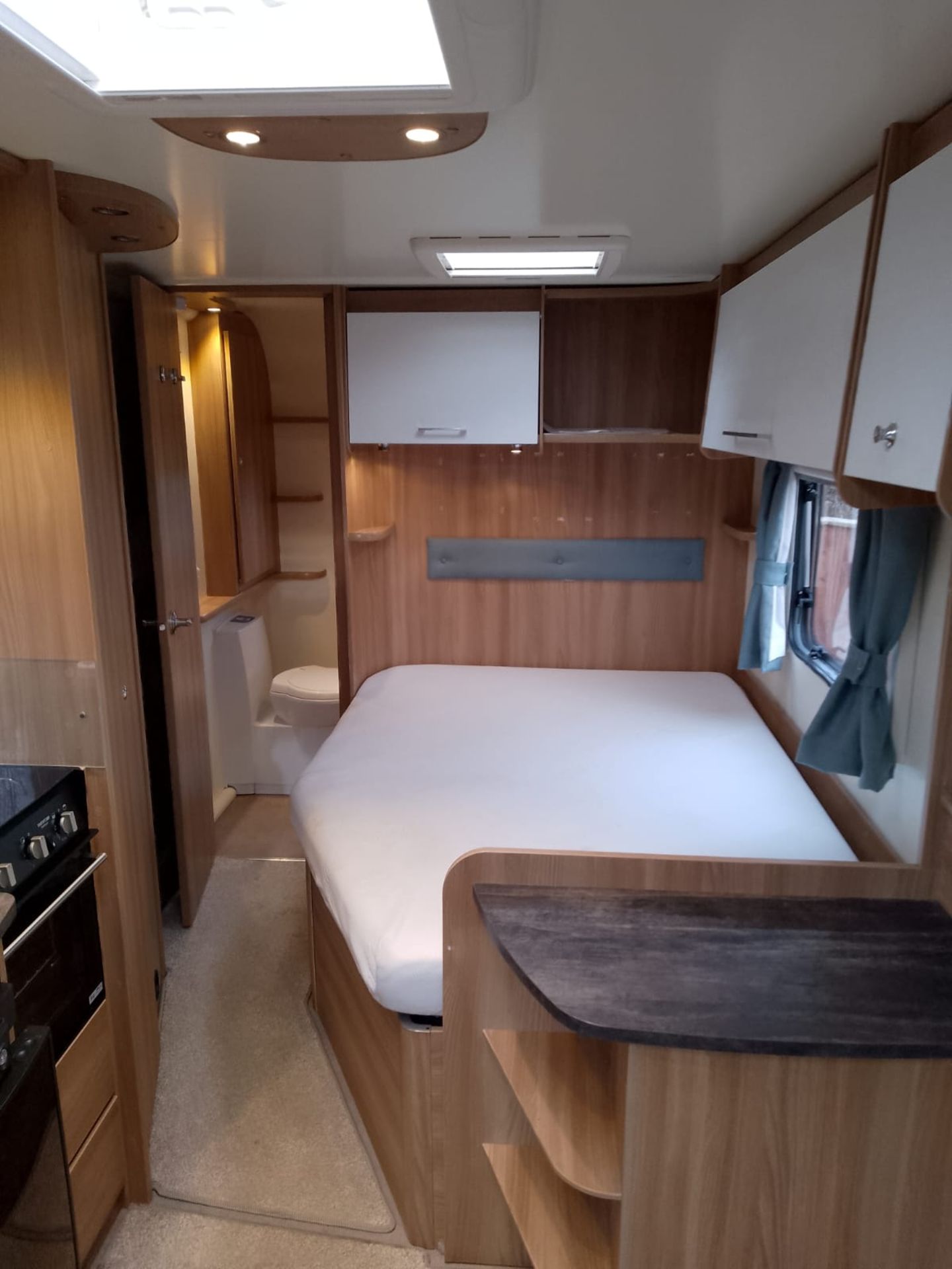 2018 BAILEY PERSUIT 430/4 4 BERTH TOURING CARAVAN FIXED BED - Image 3 of 10