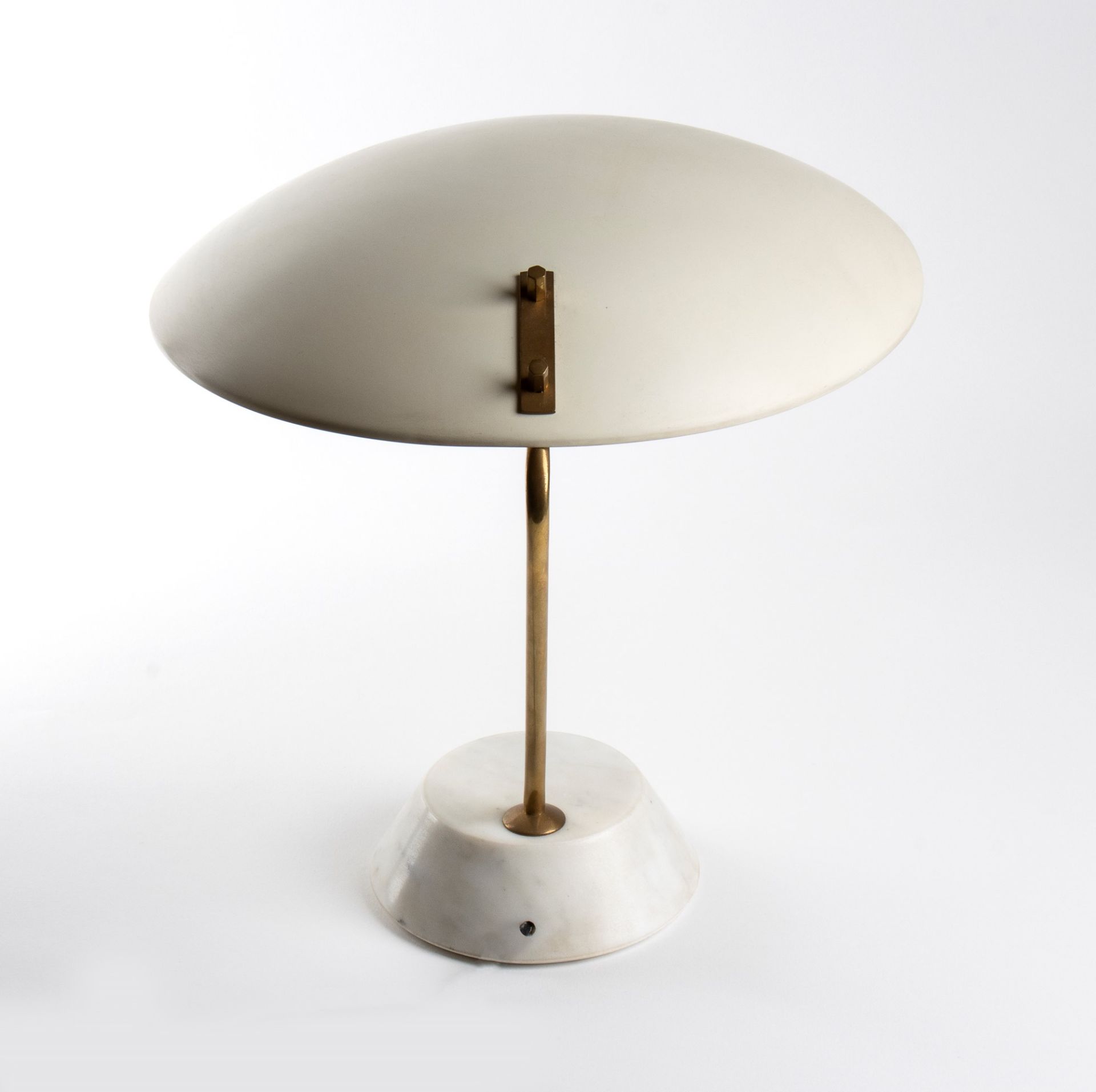 Bruno Gatta Table lamp model 8023 with a light. Cream white metal diffuser, brass stem and marble c - Bild 10 aus 19