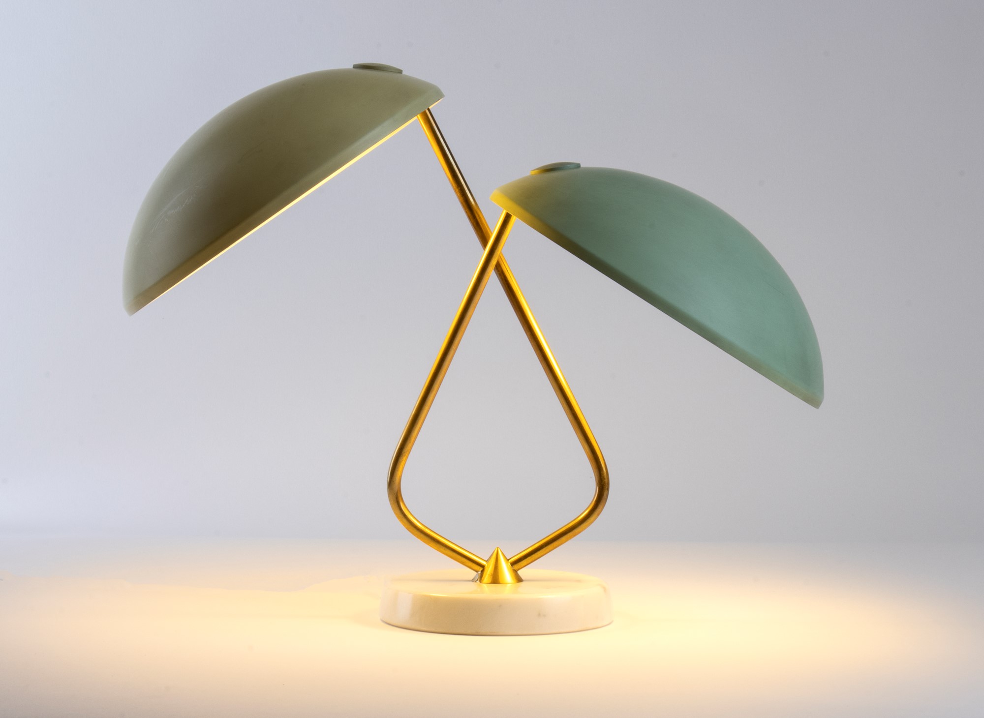 Stilnovo table lamp with marble base and brass structure. Shades in yellow and pastel green. - Bild 6 aus 15