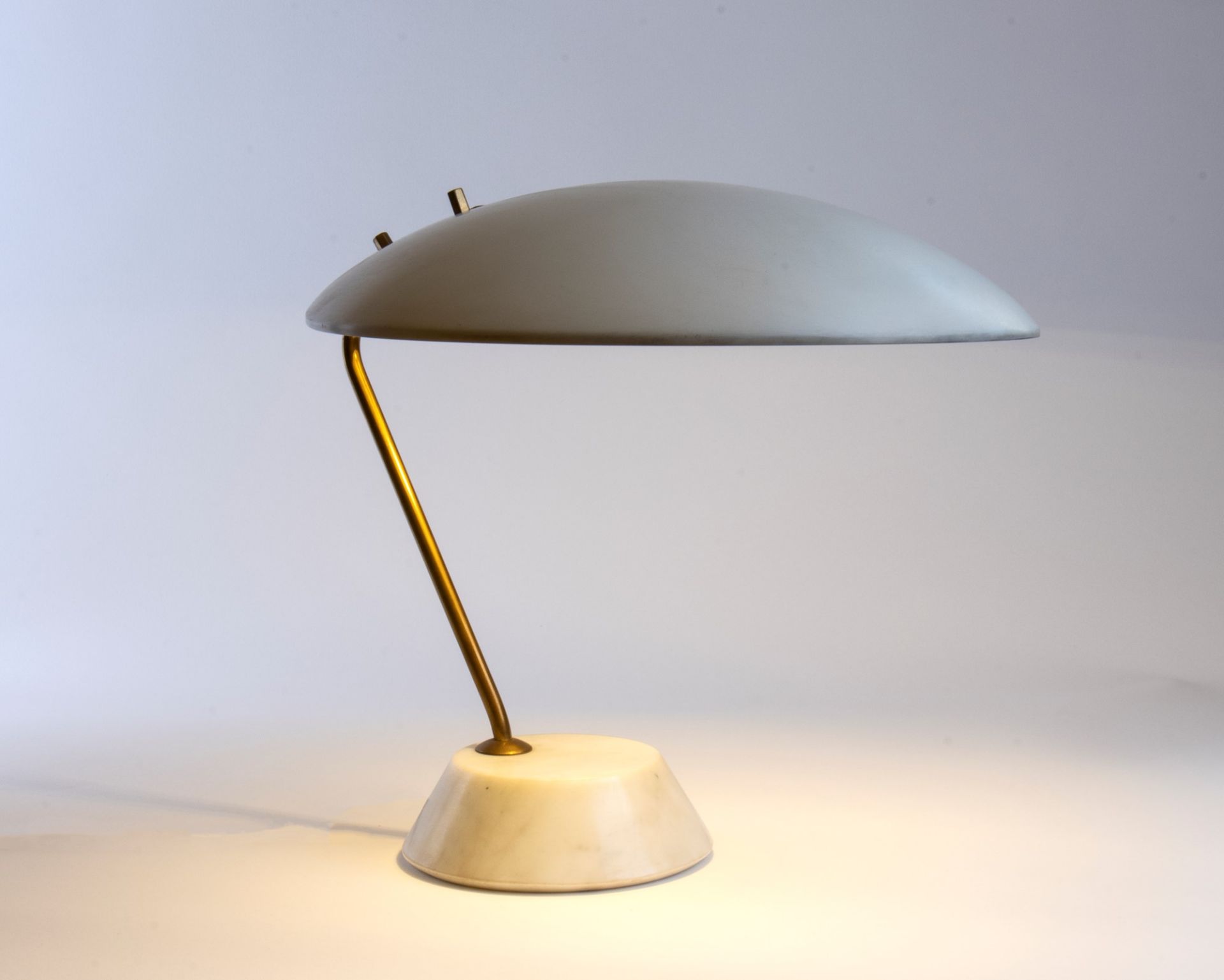 Bruno Gatta Table lamp model 8023 with a light. Cream white metal diffuser, brass stem and marble c - Bild 7 aus 19