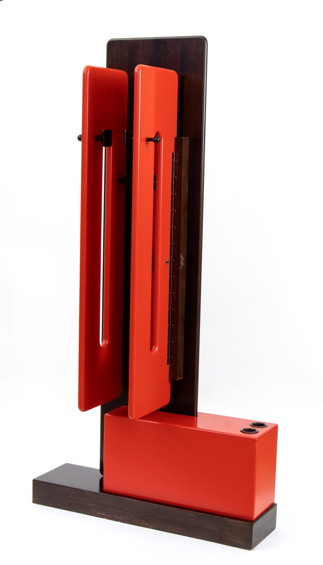 Luigi Sormani 1932-2017 Space Age. Coat hanger with elements in red lacquered wood. - Bild 7 aus 8