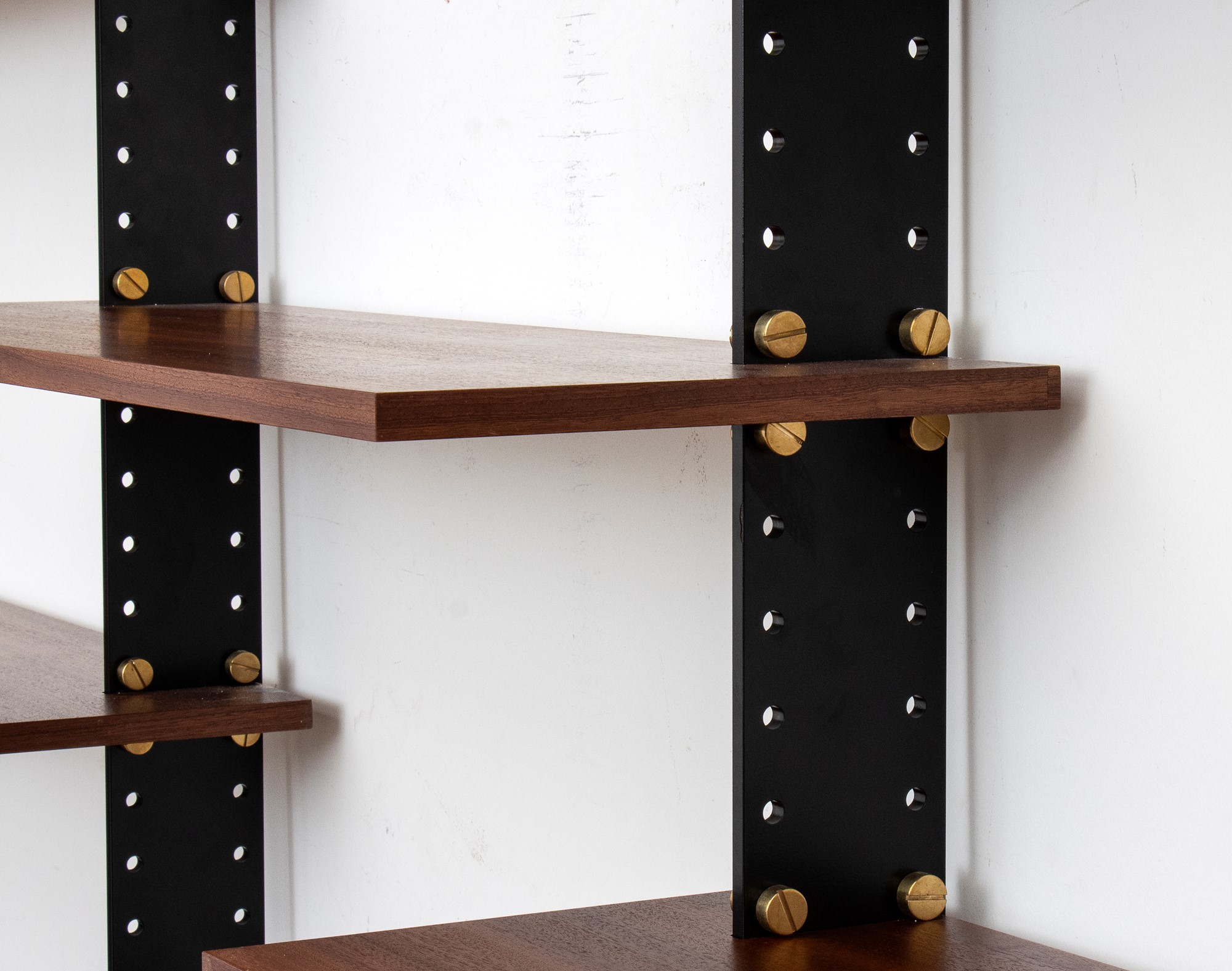 Ignazio Gardella Milano 1905-Oleggio 1999 Lib2 bookcase with uprights in lacquered metal, brass and - Image 9 of 10