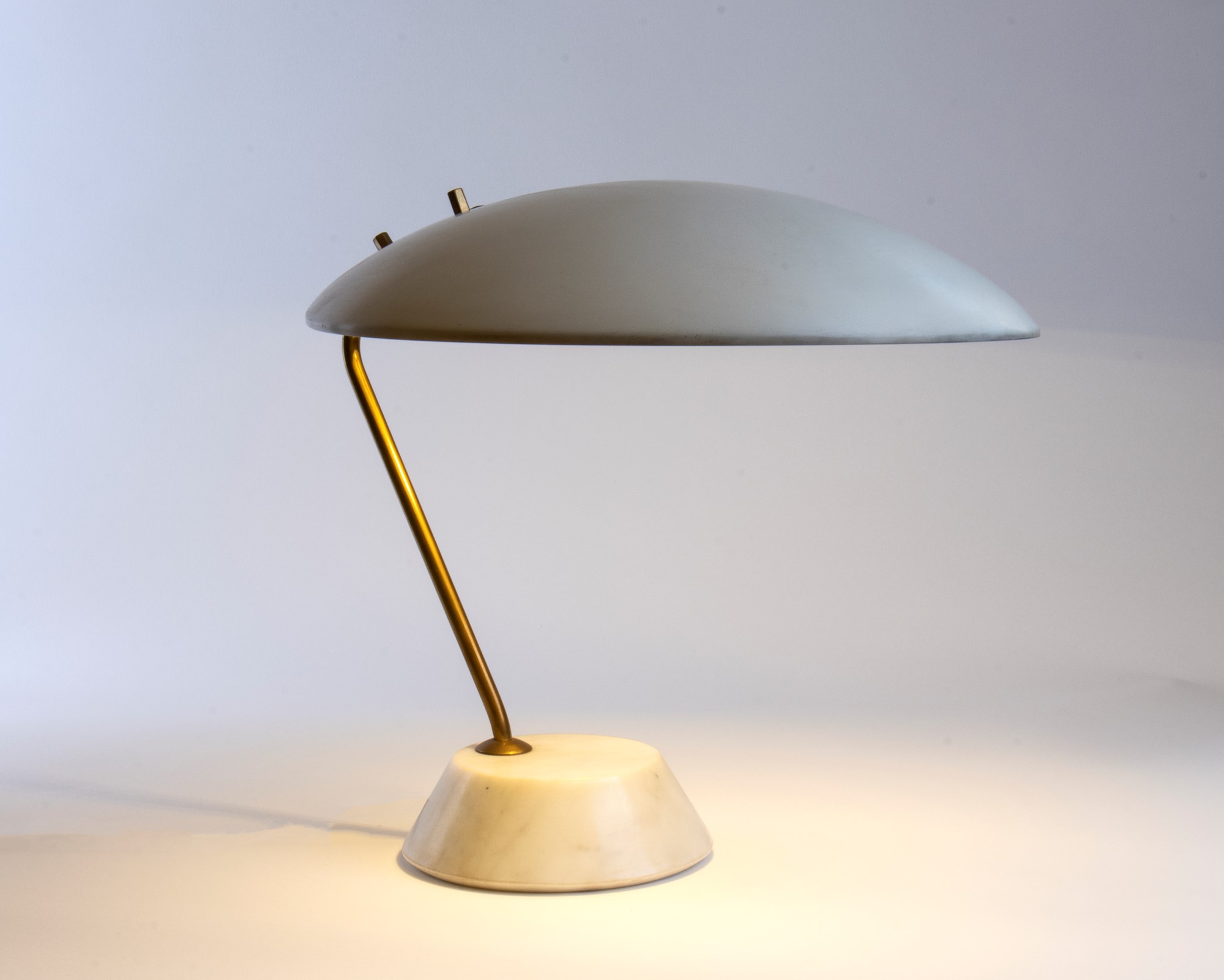 Bruno Gatta Table lamp model 8023 with a light. Cream white metal diffuser, brass stem and marble c - Image 4 of 19