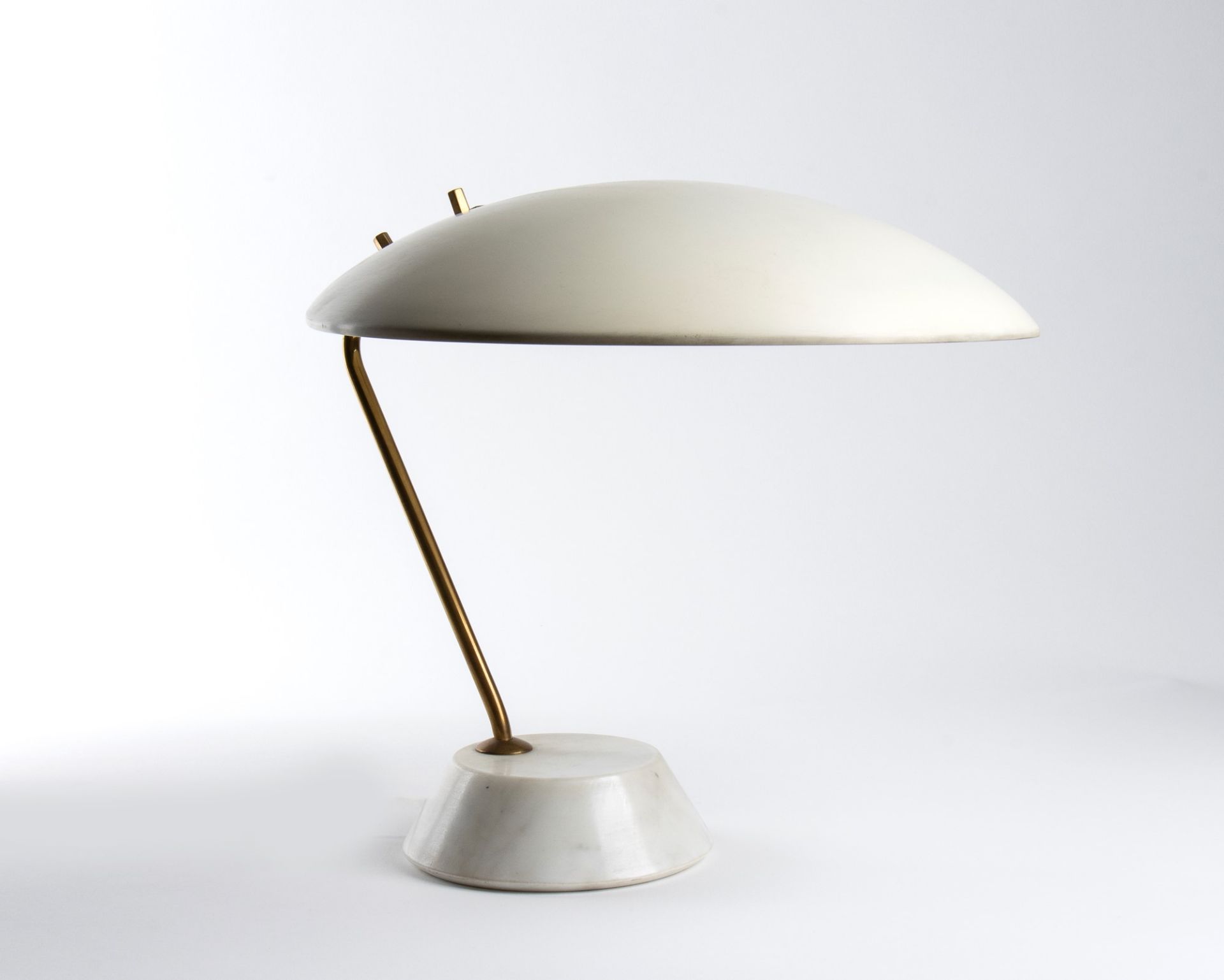 Bruno Gatta Table lamp model 8023 with a light. Cream white metal diffuser, brass stem and marble c