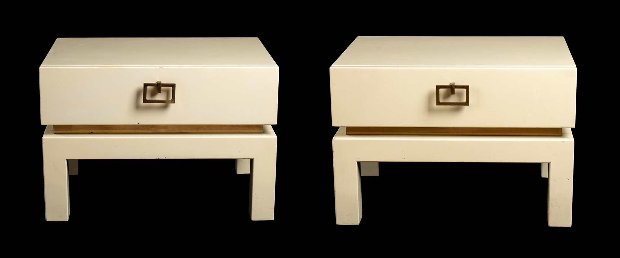 Pair of bedside tables in lacquered wood with brass handles - Image 2 of 27