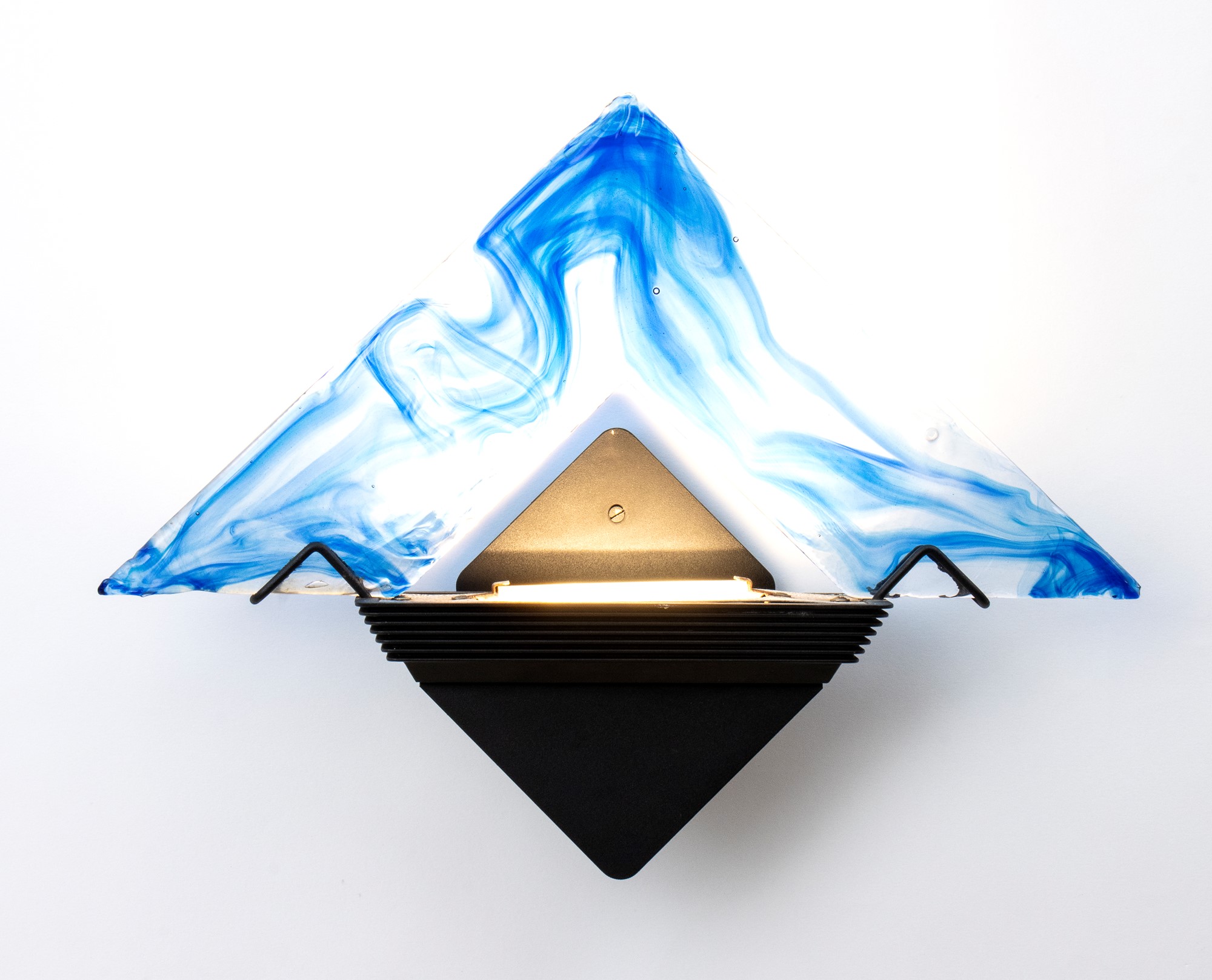 La Murrina wing lamp in hand blown Murano glass mounted on a triangular frame - Image 6 of 27