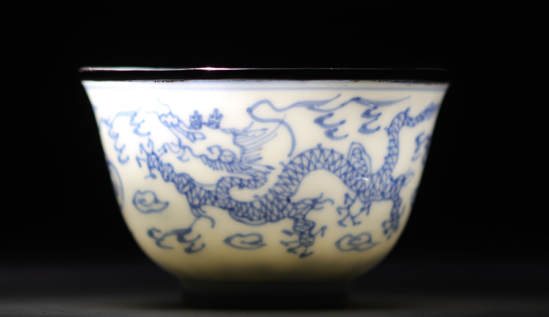 China - Pair of small Ming Imperial bowls in blue and white porcelain decorated with dragons - Bild 9 aus 15