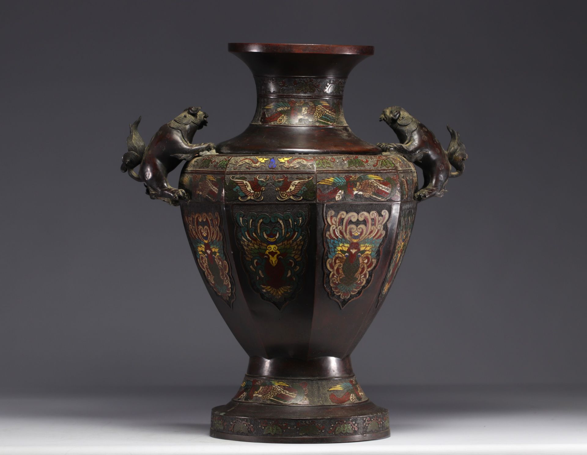 Imposing cloisonne bronze and champleve enamel vase, 19th century Japanese work. Mark in relief unde - Bild 2 aus 5