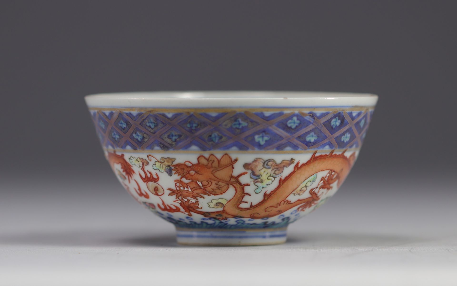 Bowl with red dragon design from the Gwangxu ( å…‰ç»ªå¸ -1875 -1908) period, late 19th century