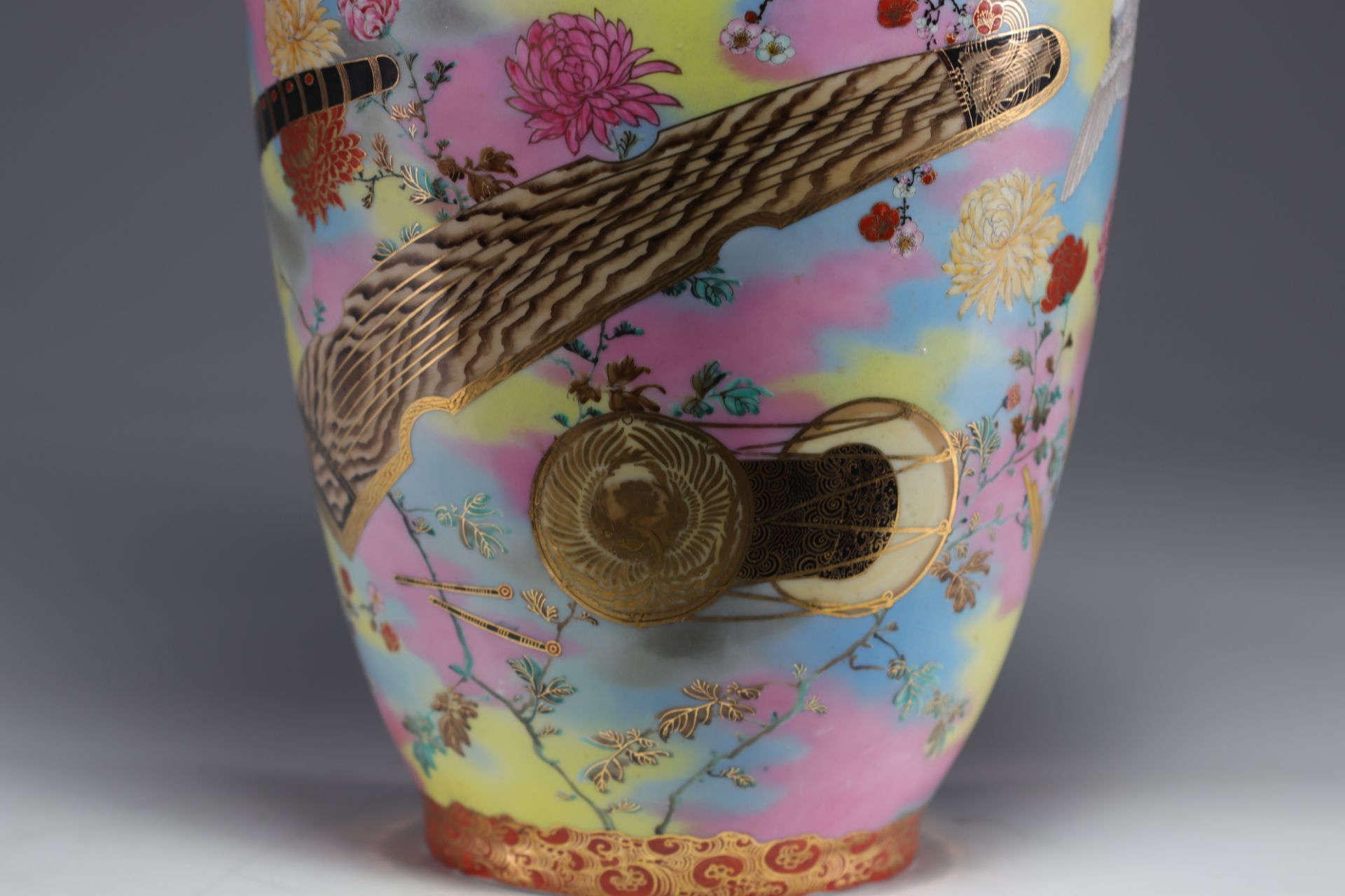 Japan - A pair of Satsuma vases with radiant doves, pigeons and flowers, Meiji period.Â - Image 5 of 8