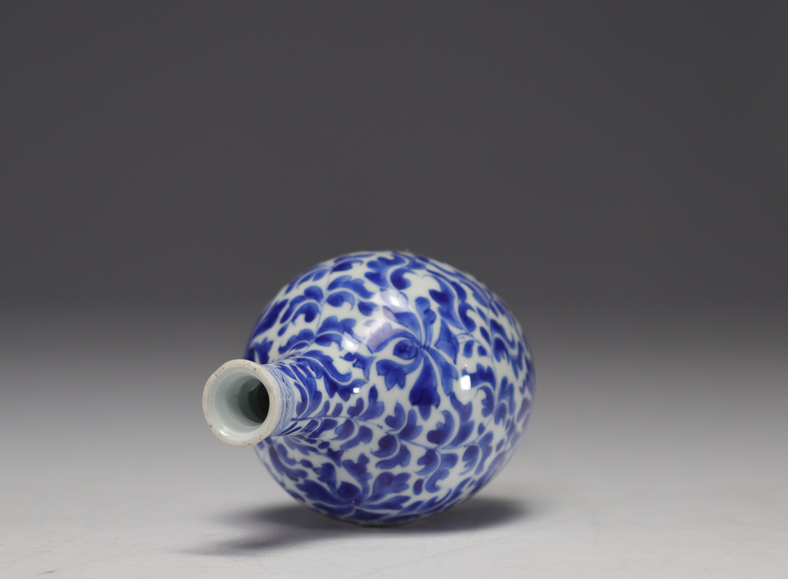 China - Blue-white porcelain vase with floral decoration, mark under the piece. - Image 4 of 4