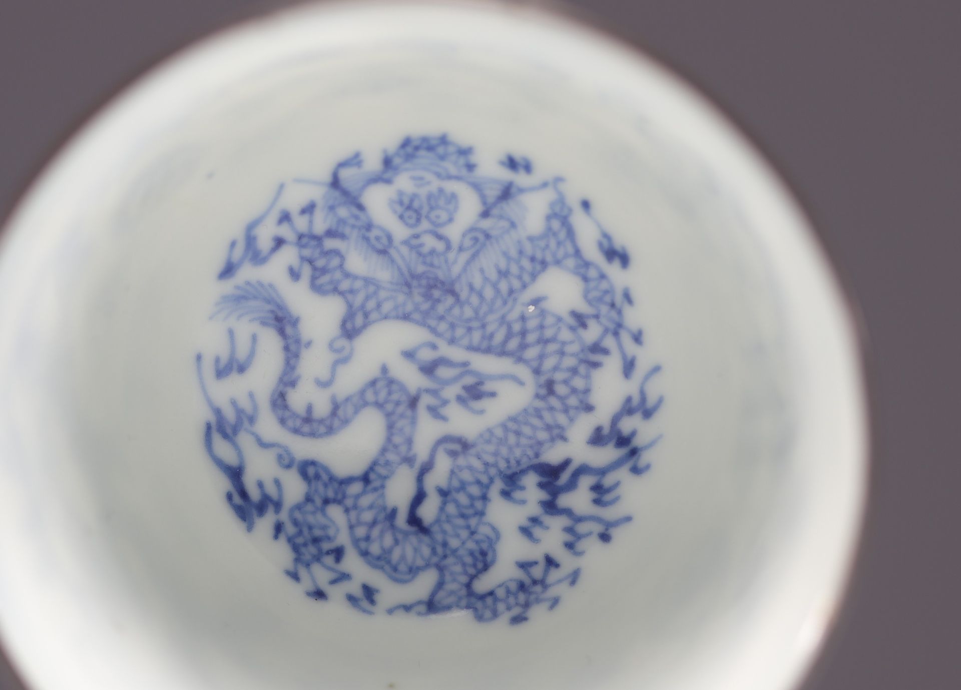 China - Pair of small Ming Imperial bowls in blue and white porcelain decorated with dragons - Bild 7 aus 15