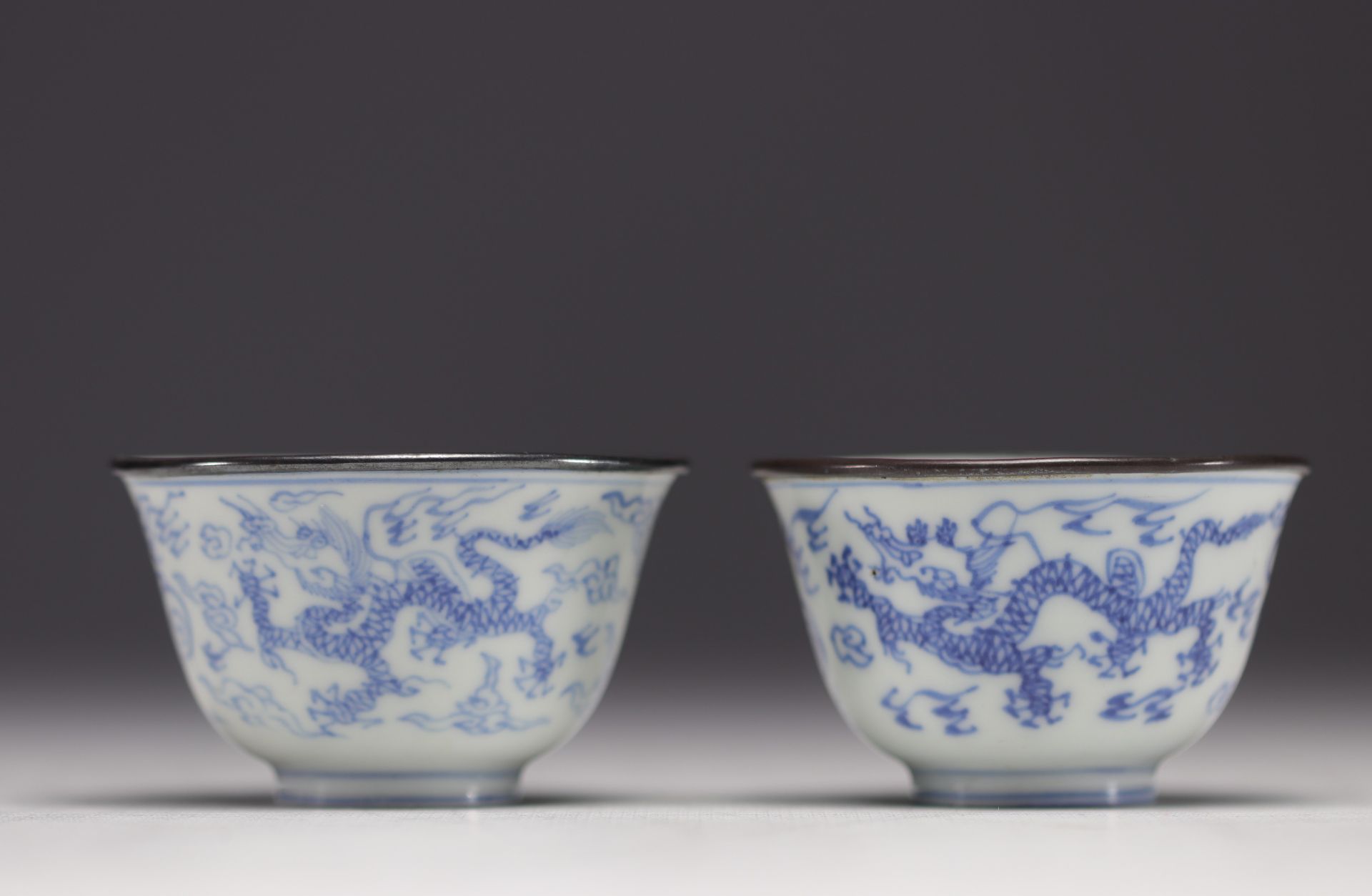 China - Pair of small Ming Imperial bowls in blue and white porcelain decorated with dragons - Bild 2 aus 15