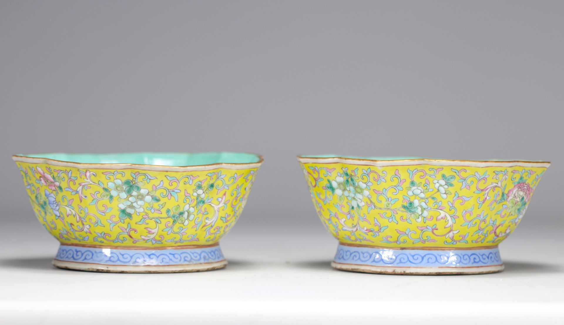 Pair of Famille Rose porcelain bowls decorated with flowers on a yellow background from 19th century - Bild 3 aus 6