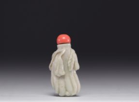 China - white jade snuffbox, coral stopper, Qing period.