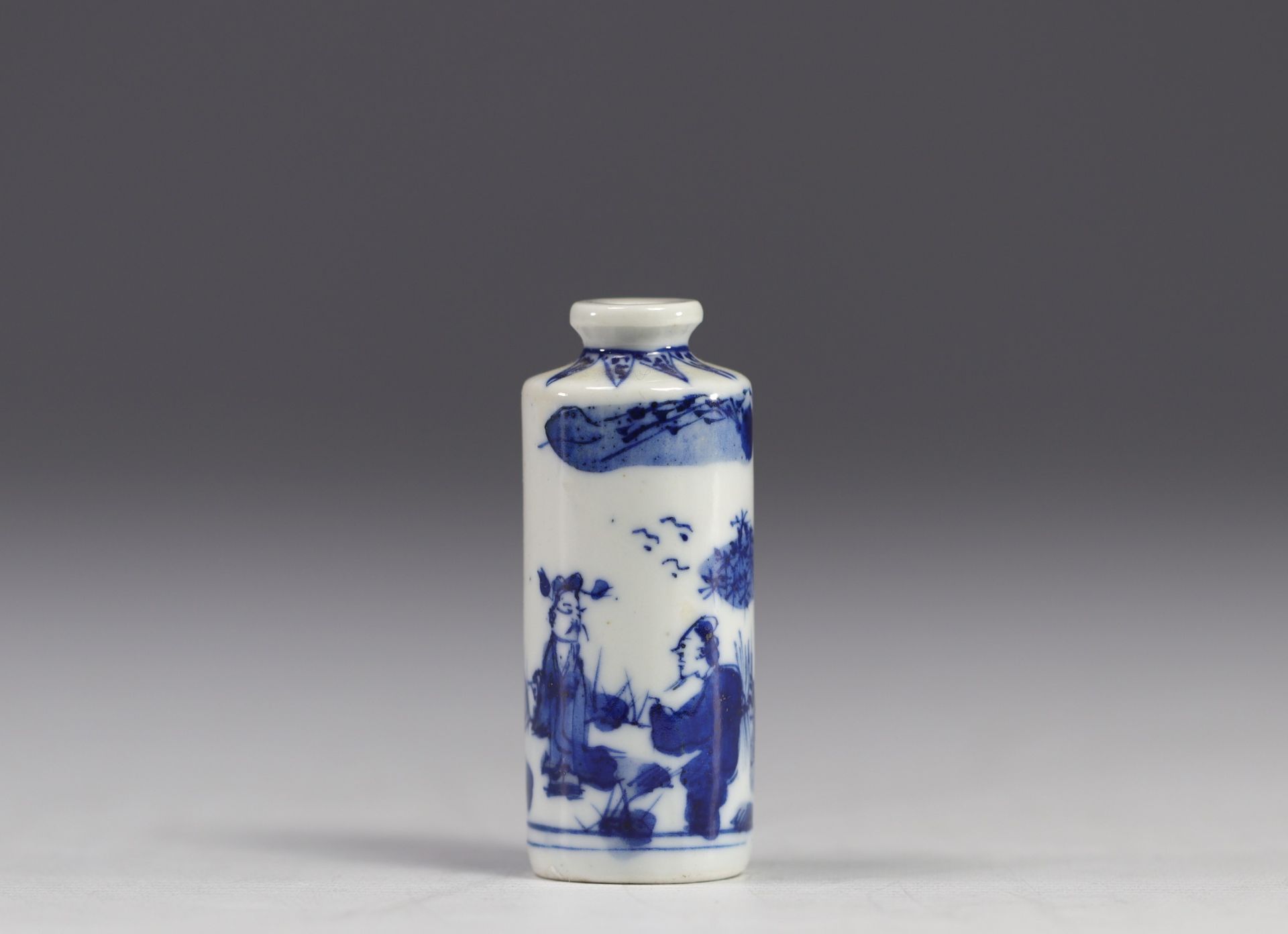 China - white and blue porcelain snuffbox decorated with characters. - Bild 4 aus 5