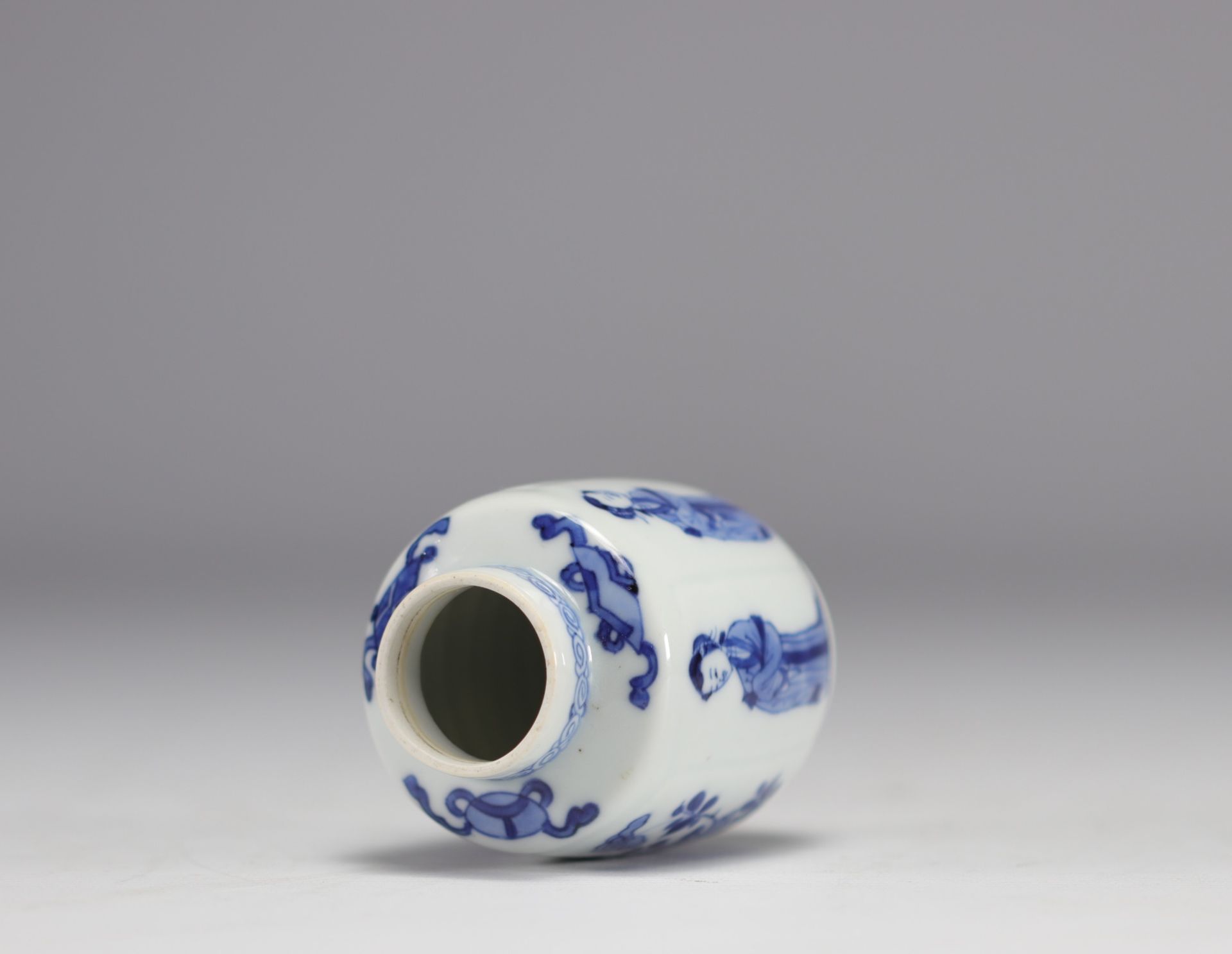 A small white and blue vase decorated with flowers and women in traditional dress from the Kangxi pe - Image 5 of 6