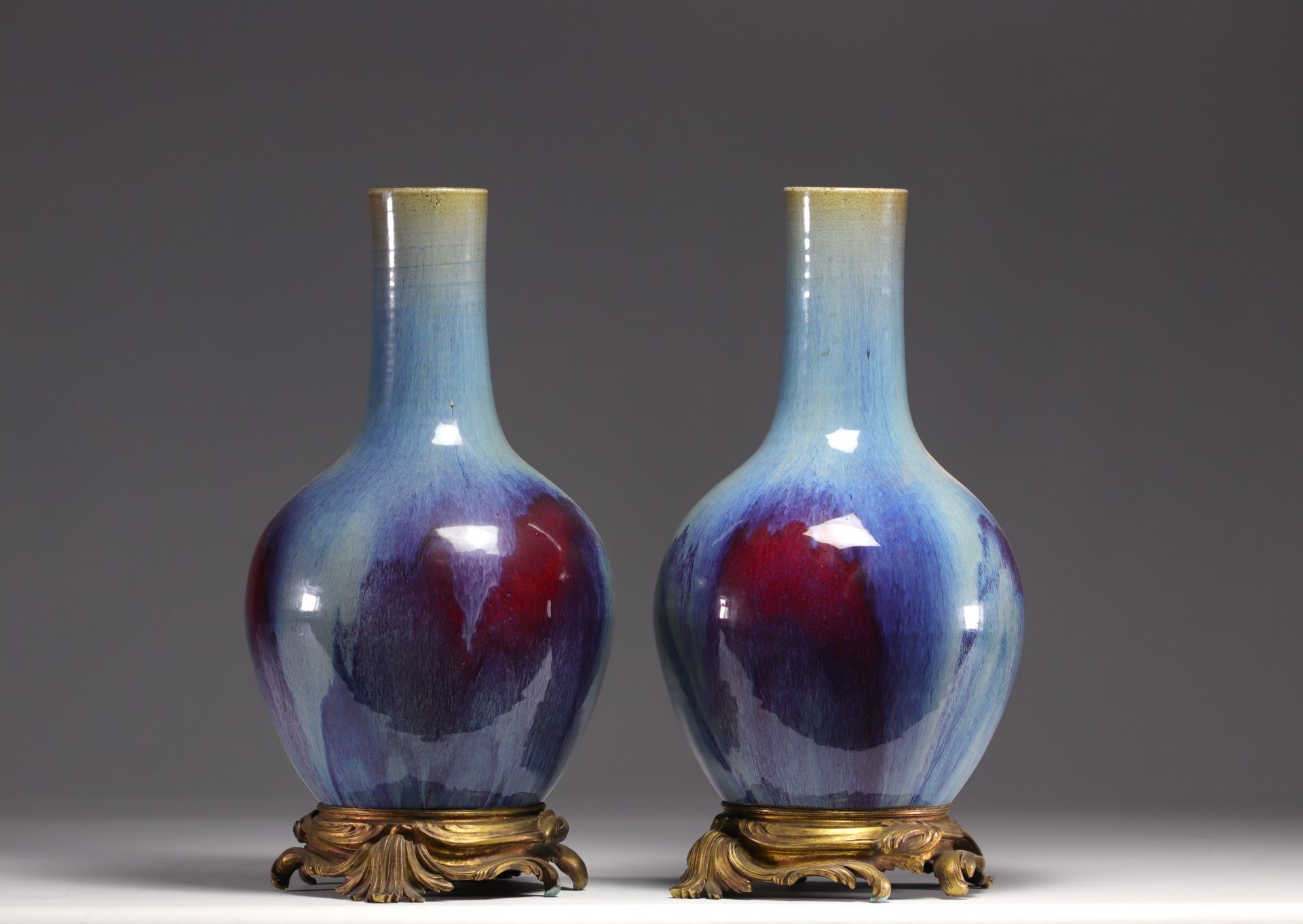 Rare pair of porcelain vases with flamed glaze mounted on bronze from 18th century - Bild 3 aus 5