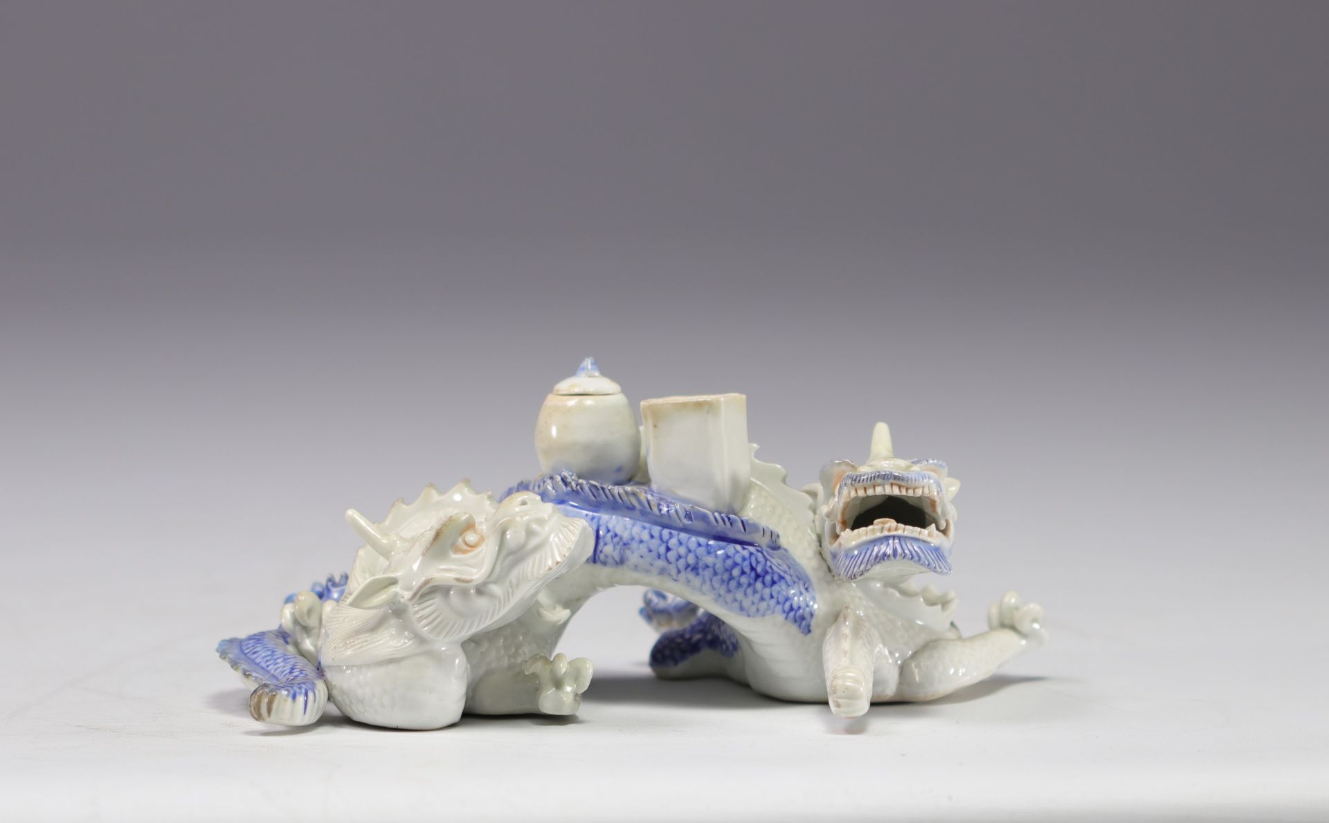 Japanese porcelain inkwell decorated with dragons - Image 3 of 4